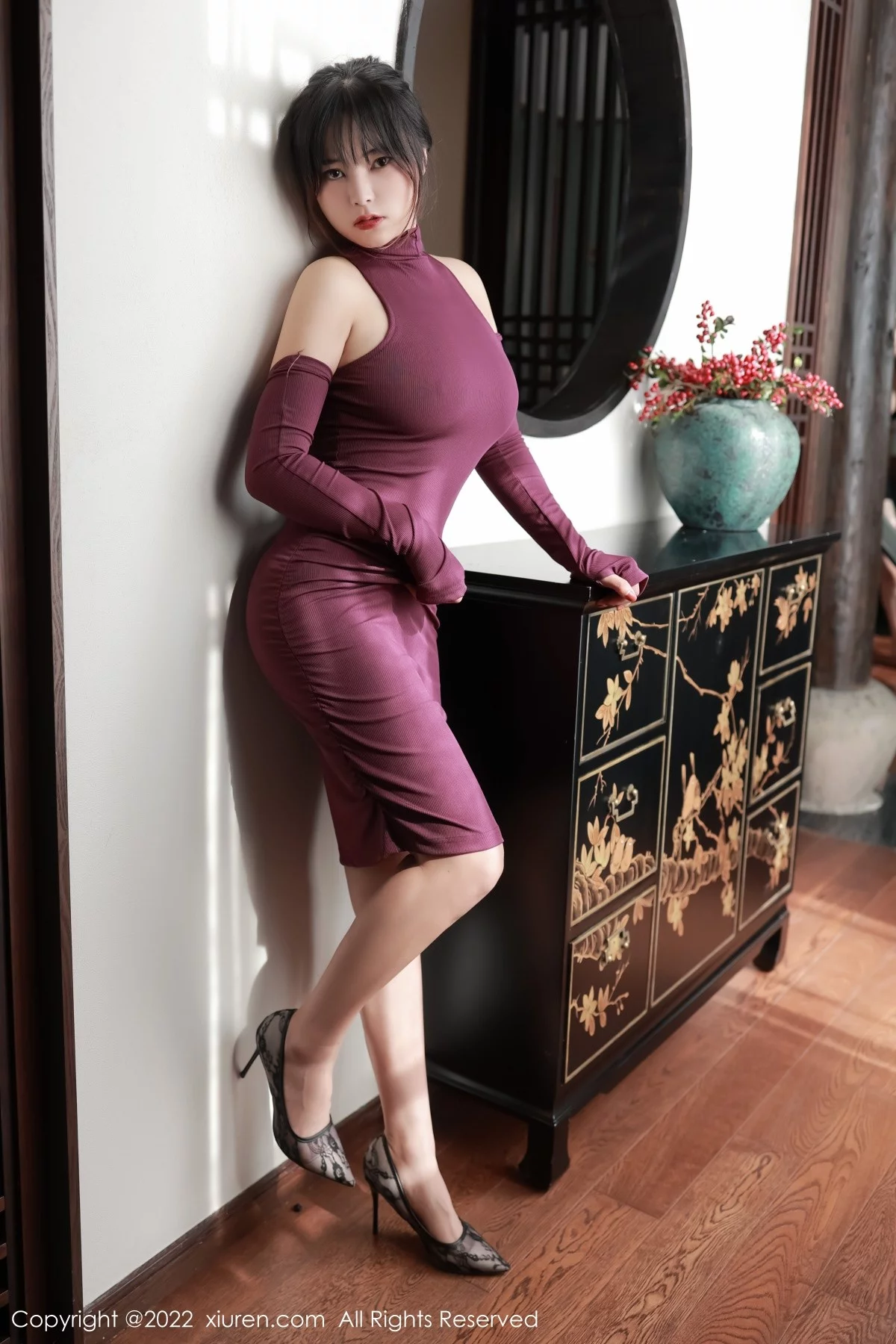 [[XiuRen秀人网]秀人网]No.5302_模特奈沐子澳门旅拍室内场景紫红色连衣裙秀曼妙身材诱惑写真46P