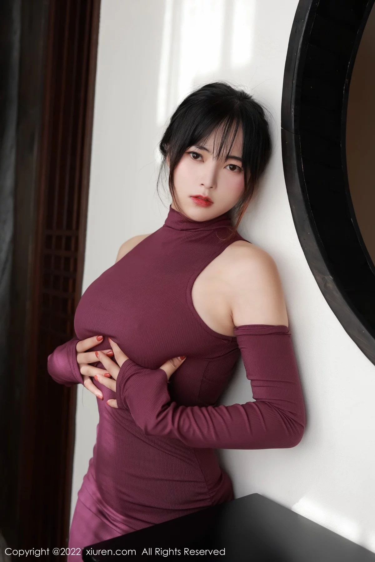 [[XiuRen秀人网]秀人网]No.5302_模特奈沐子澳门旅拍室内场景紫红色连衣裙秀曼妙身材诱惑写真46P