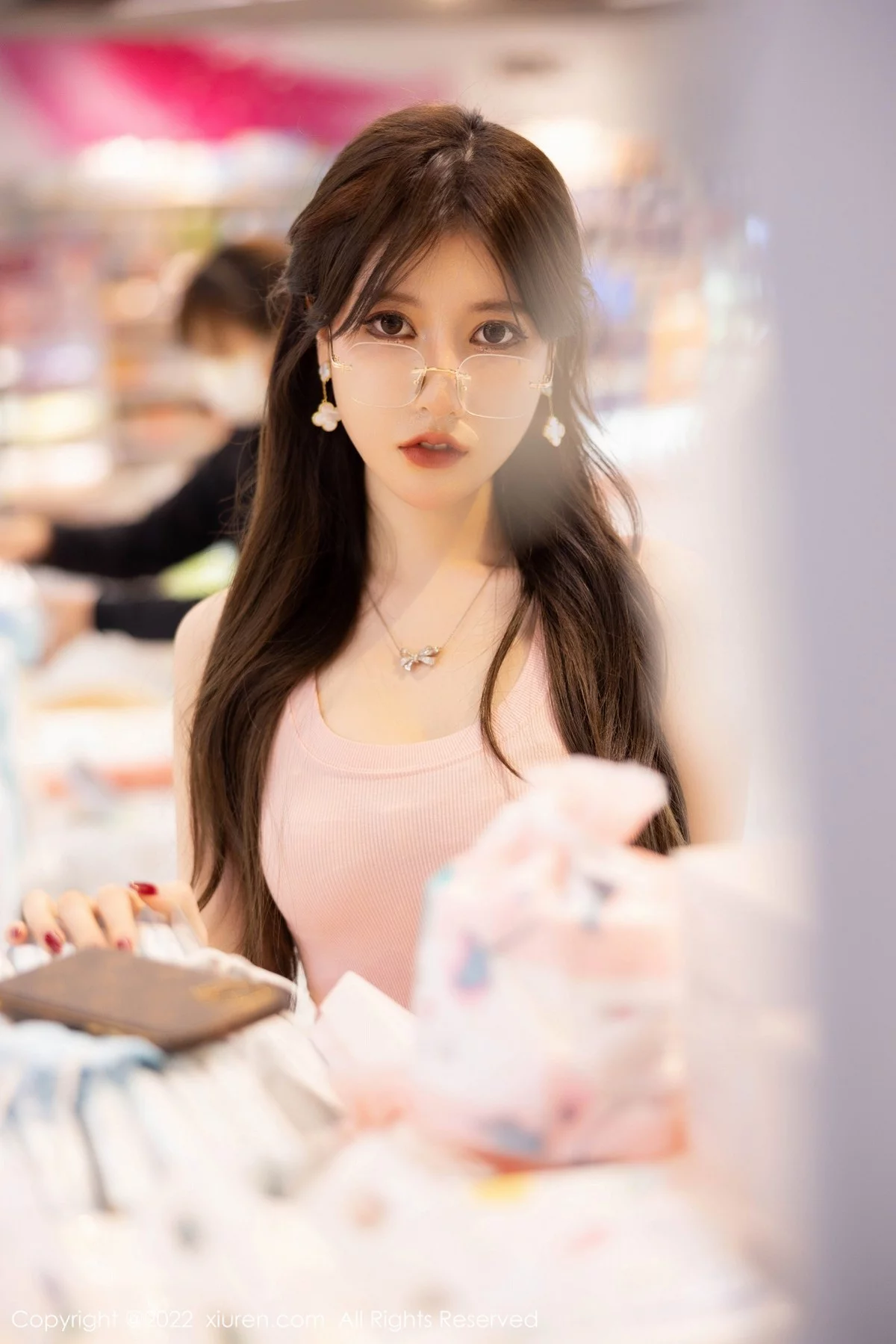 [[XiuRen秀人网]秀人网]No.5306_模特美桃酱海南心愿旅拍粉色收身衣+私房白色女仆性感迷人写真73P