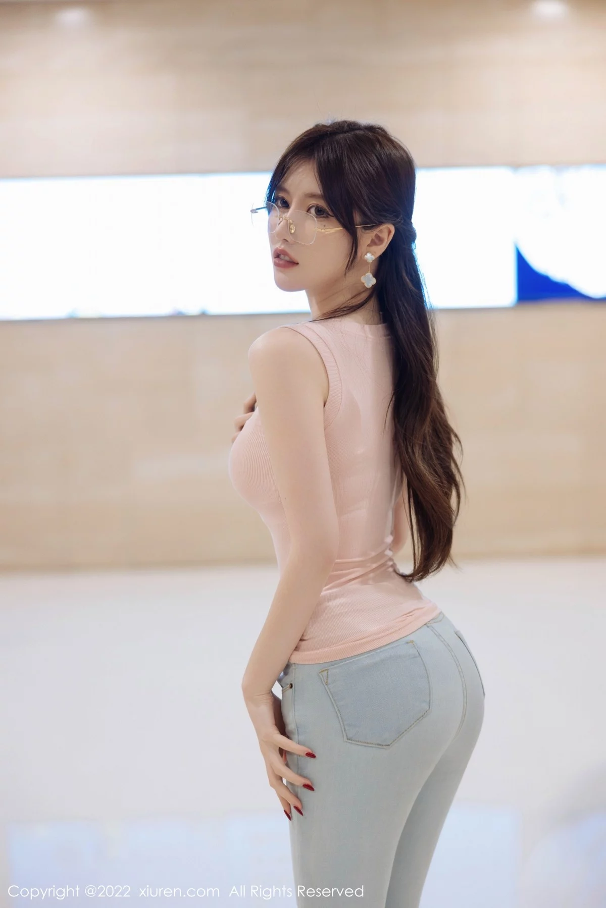 [[XiuRen秀人网]秀人网]No.5306_模特美桃酱海南心愿旅拍粉色收身衣+私房白色女仆性感迷人写真73P