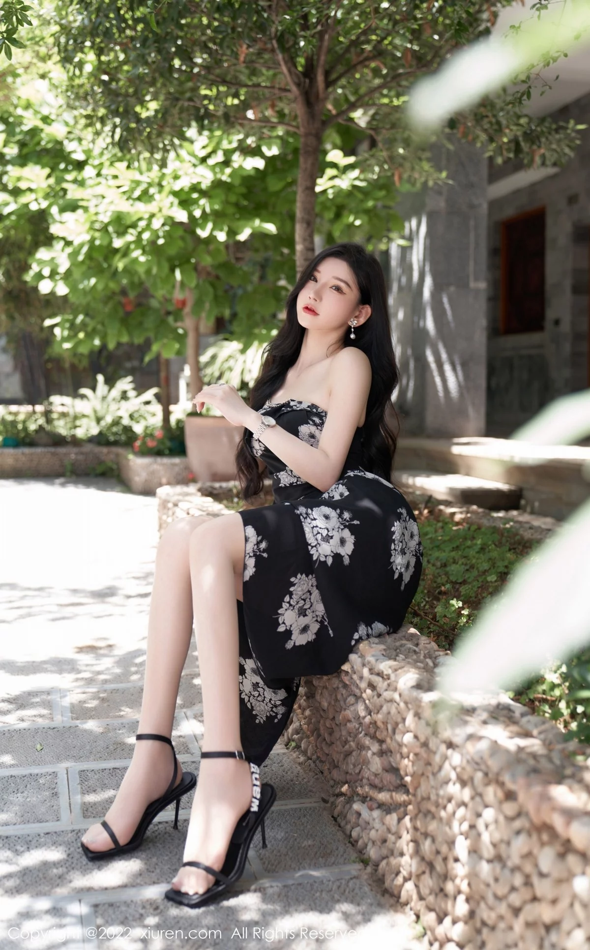 [[XiuRen秀人网]秀人网]No.5307_女神周于希Sally心愿旅拍黑色露肩连衣长裙秀完美身材诱惑写真90P