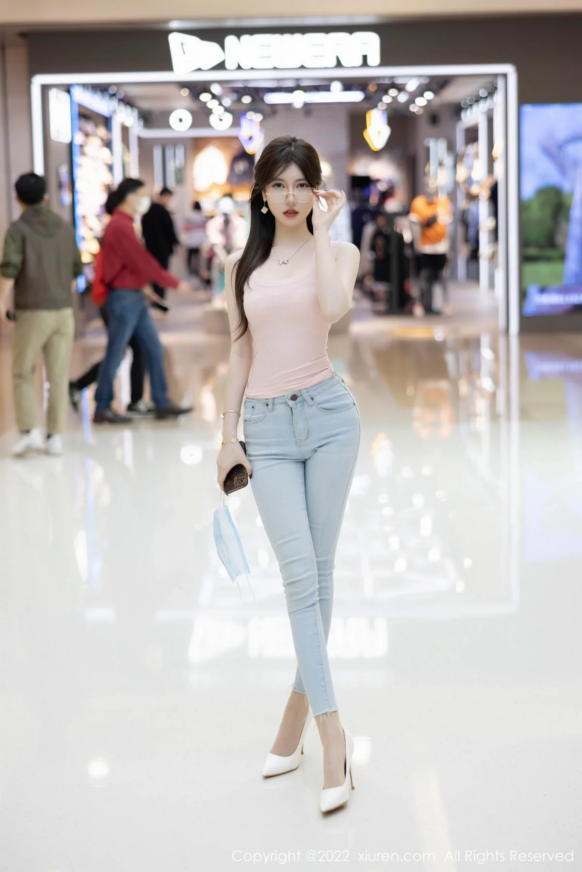 [[XiuRen秀人网]秀人网]No.5306_模特美桃酱海南心愿旅拍粉色收身衣+私房白色女仆性感迷人写真73P