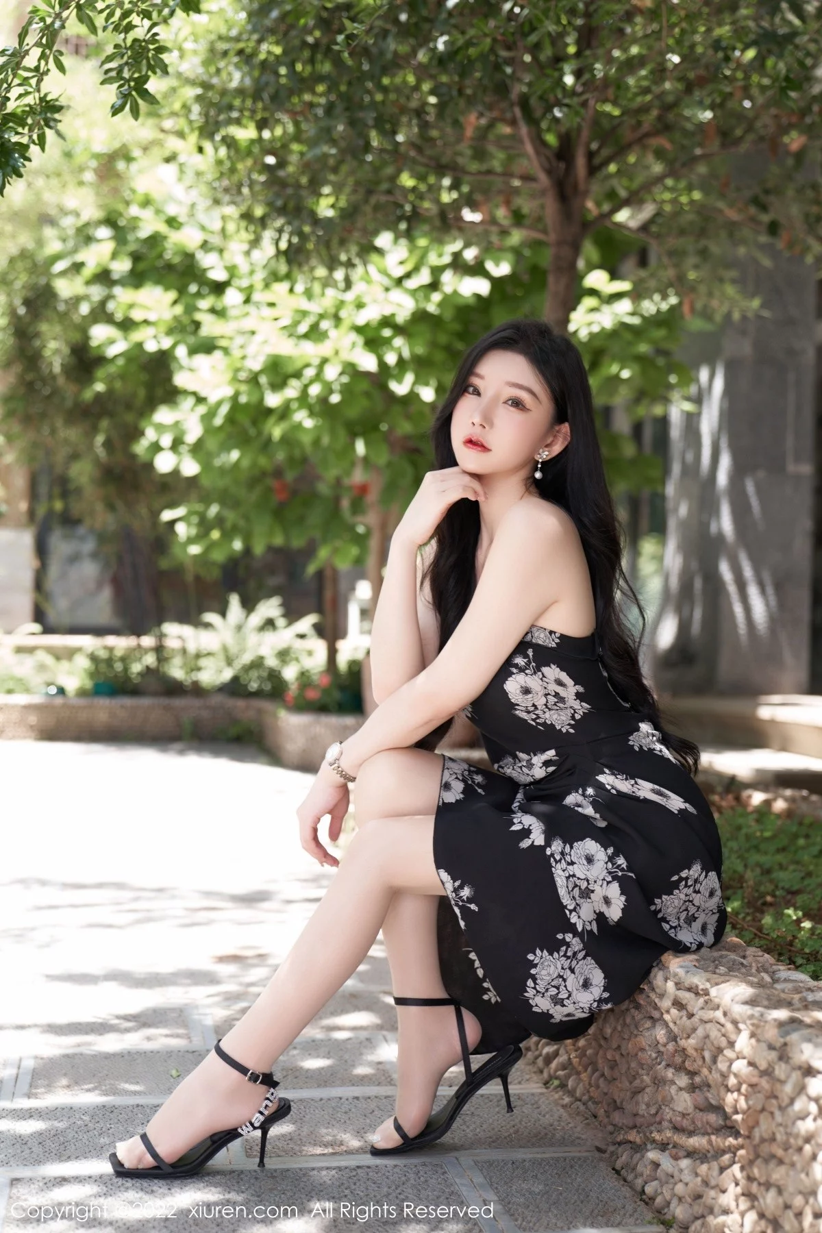 [[XiuRen秀人网]秀人网]No.5307_女神周于希Sally心愿旅拍黑色露肩连衣长裙秀完美身材诱惑写真90P