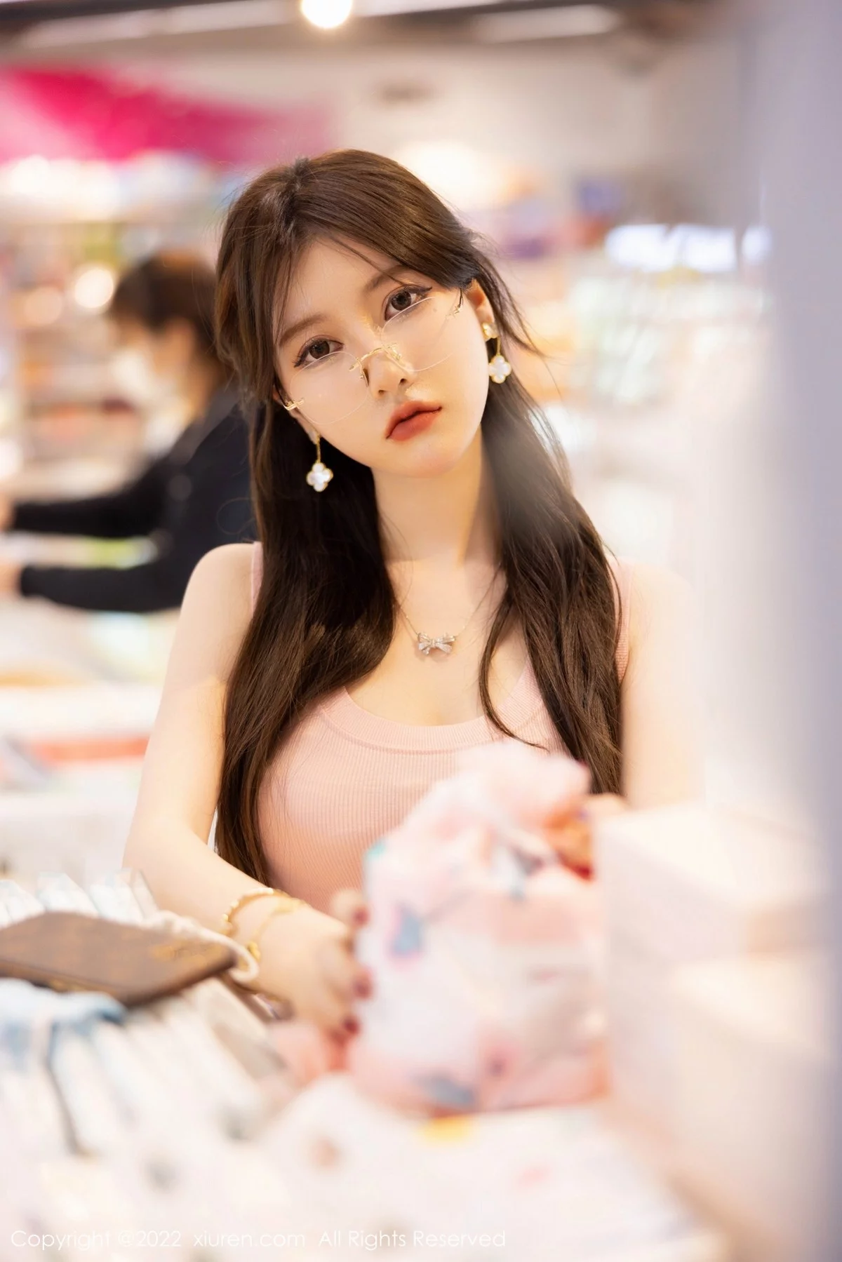 [[XiuRen秀人网]秀人网]No.5306_模特美桃酱海南心愿旅拍粉色收身衣+私房白色女仆性感迷人写真73P