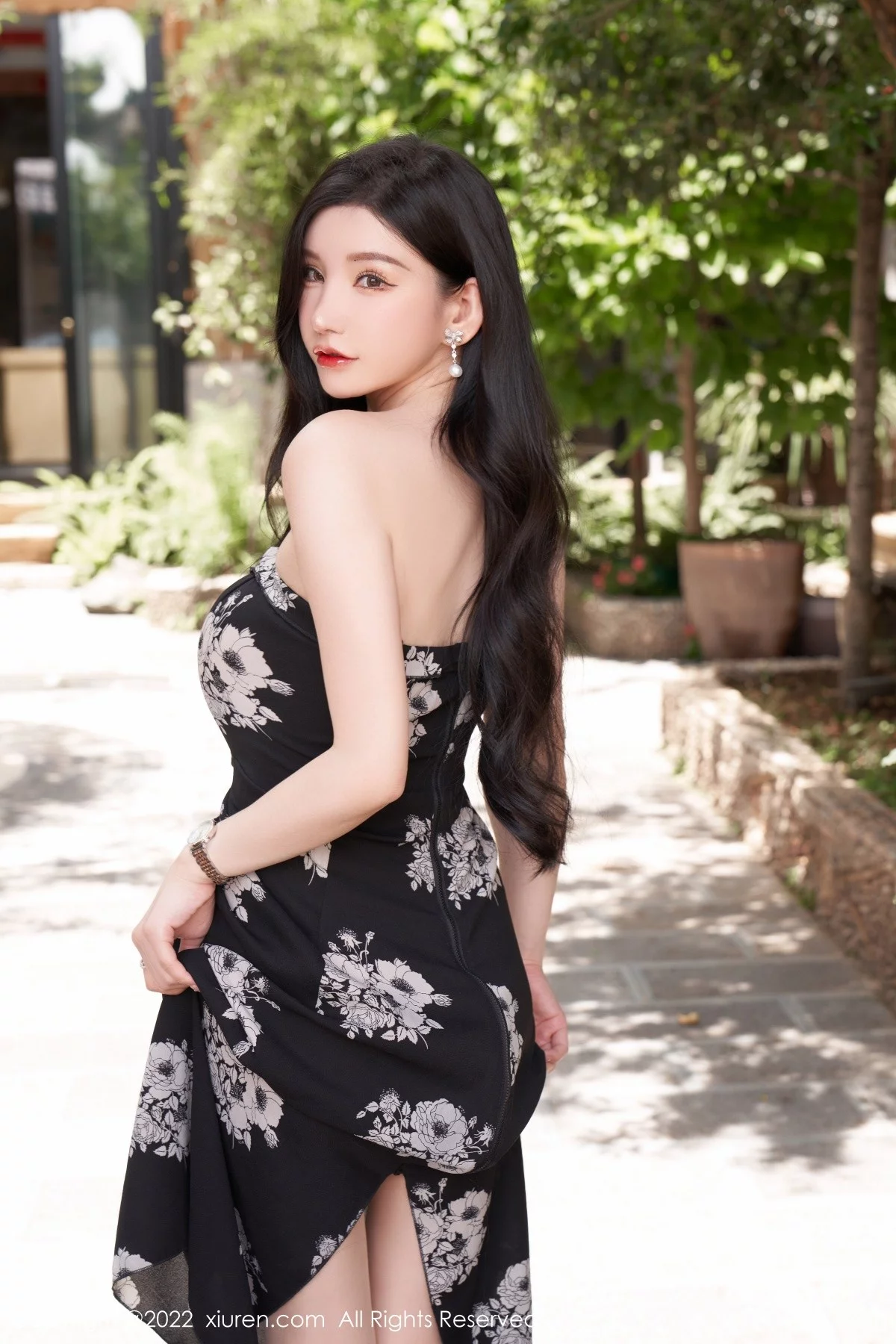 [[XiuRen秀人网]秀人网]No.5307_女神周于希Sally心愿旅拍黑色露肩连衣长裙秀完美身材诱惑写真90P