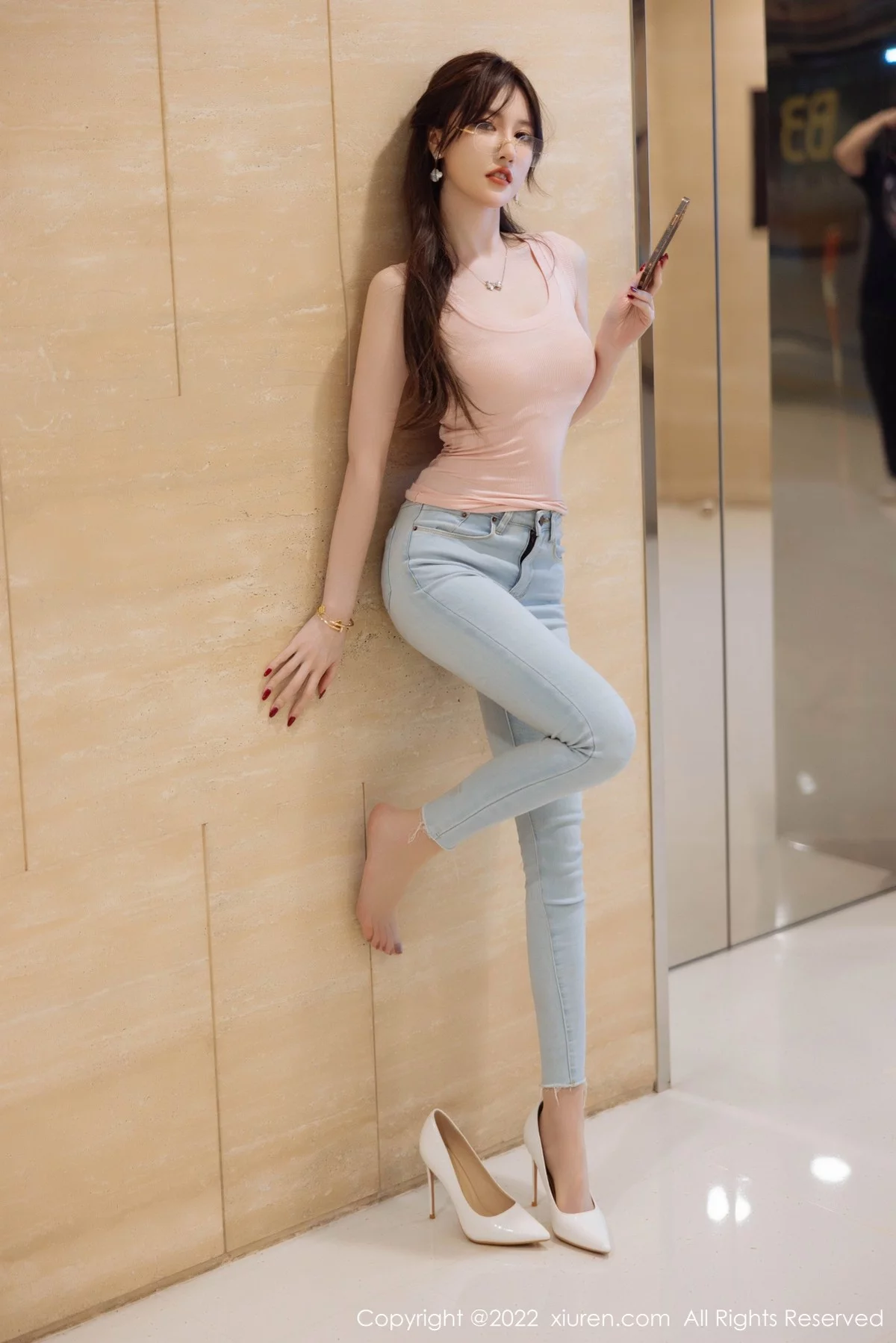 [[XiuRen秀人网]秀人网]No.5306_模特美桃酱海南心愿旅拍粉色收身衣+私房白色女仆性感迷人写真73P