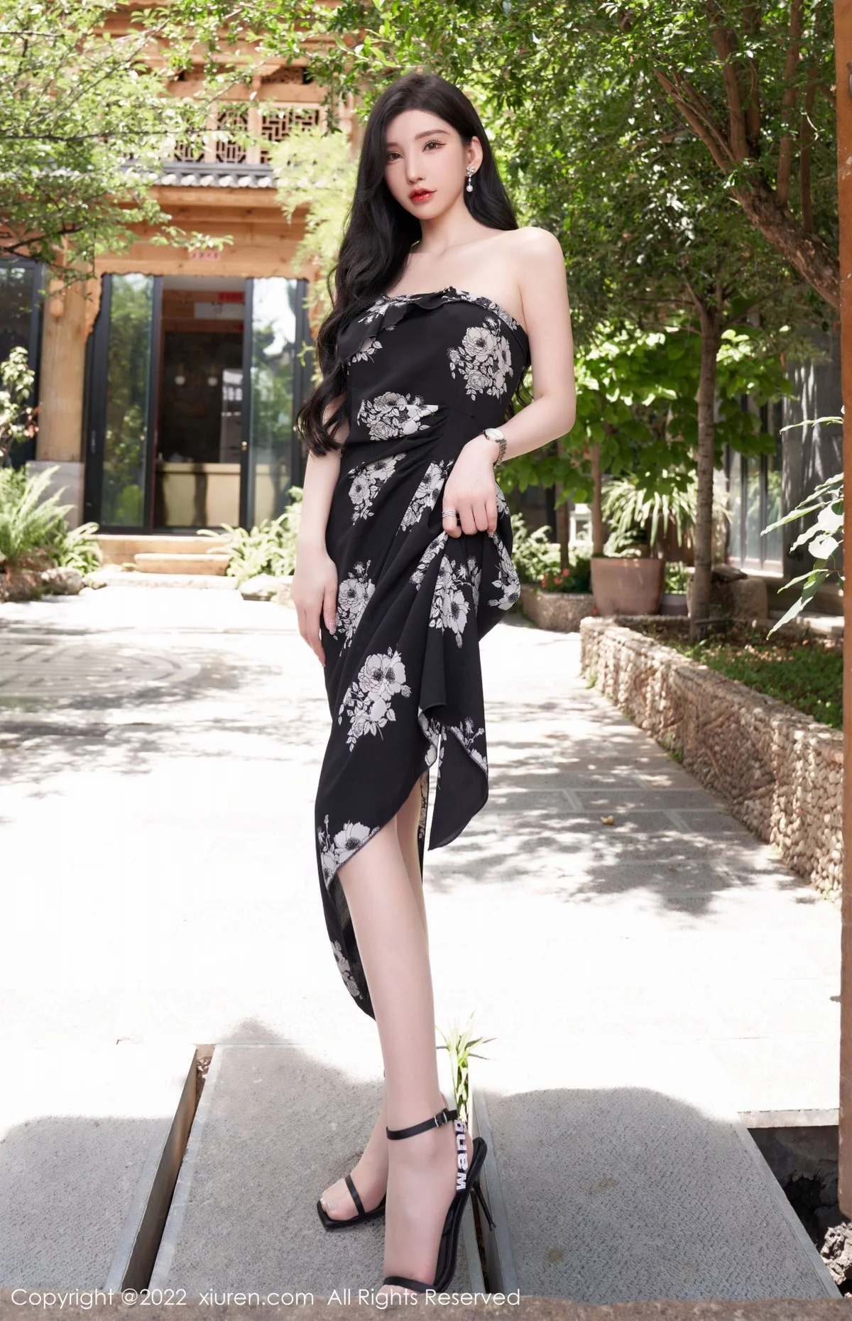 [[XiuRen秀人网]秀人网]No.5307_女神周于希Sally心愿旅拍黑色露肩连衣长裙秀完美身材诱惑写真90P