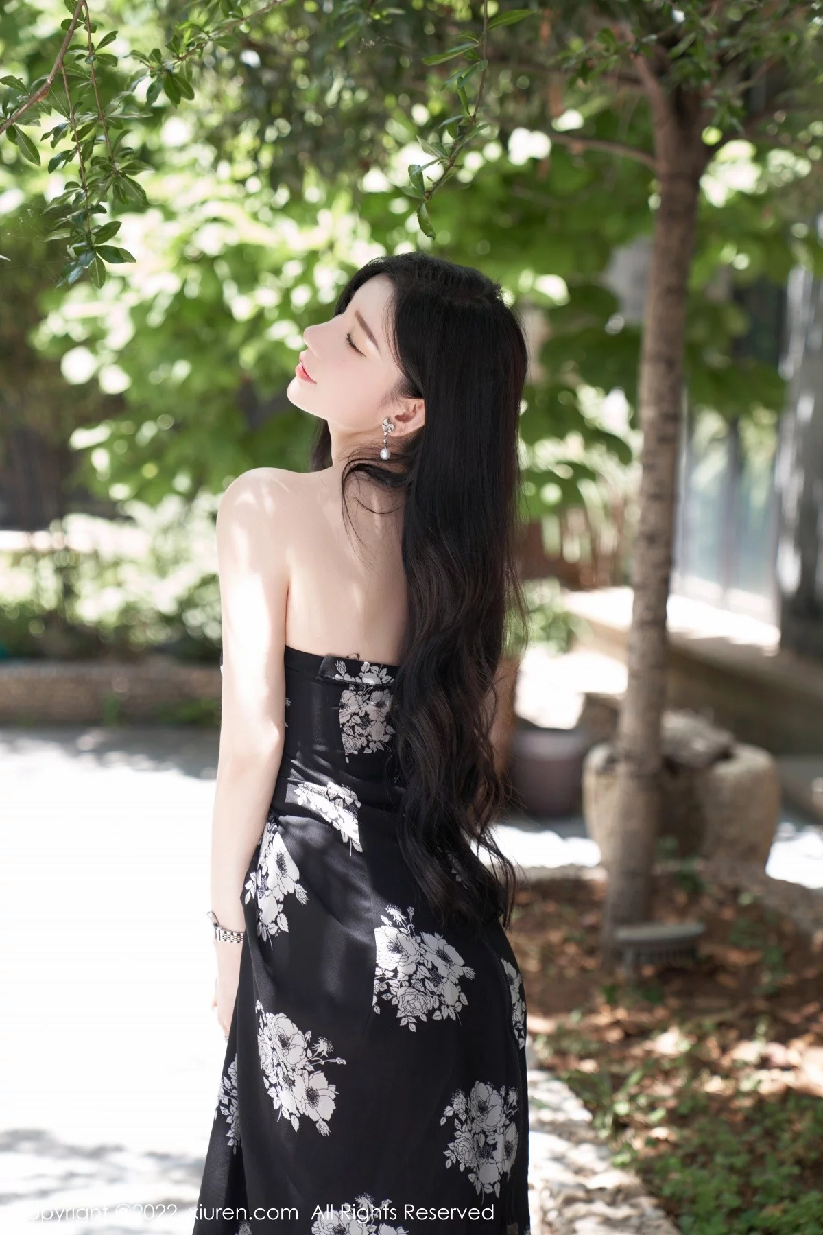 [[XiuRen秀人网]秀人网]No.5307_女神周于希Sally心愿旅拍黑色露肩连衣长裙秀完美身材诱惑写真90P