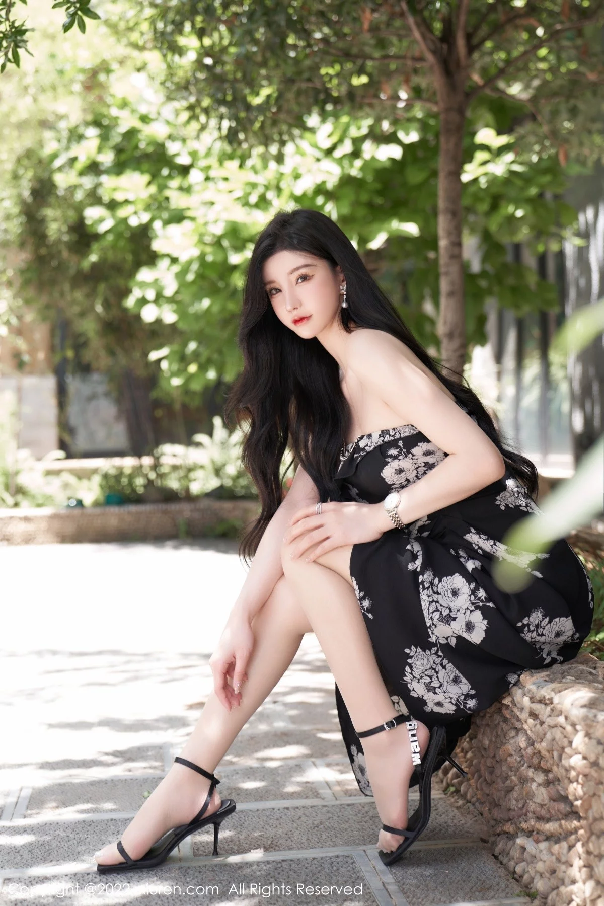 [[XiuRen秀人网]秀人网]No.5307_女神周于希Sally心愿旅拍黑色露肩连衣长裙秀完美身材诱惑写真90P