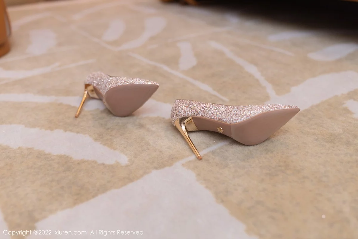 [[XiuRen秀人网]秀人网]No.5354_模特陆萱萱广州-云南旅拍铜色闪亮吊裙配原色丝袜撩人诱惑写真78P