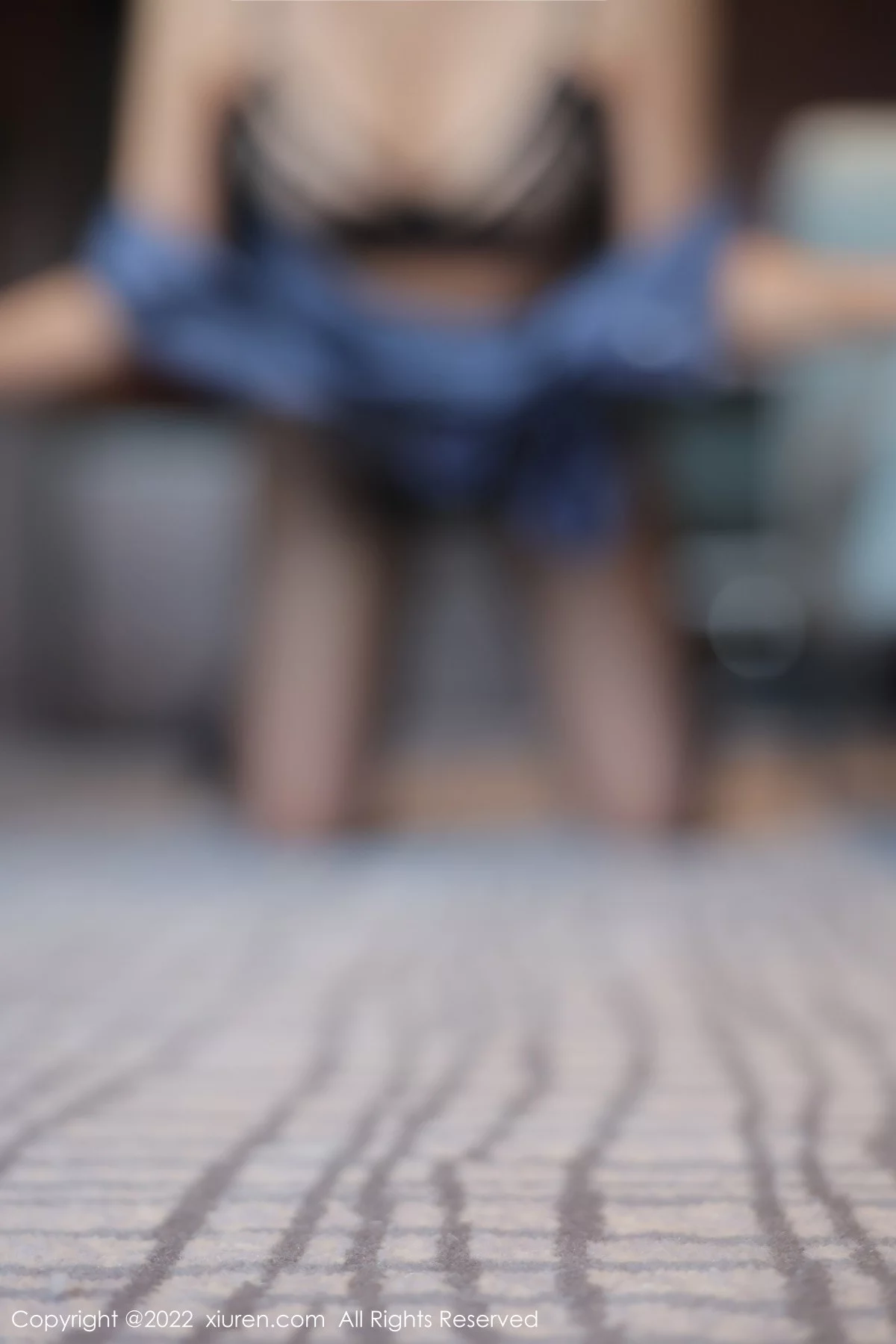 [[XiuRen秀人网]秀人网]No.5348_模特宋愉愉脱灰色服饰露性感黑色轻透内衣配开档黑丝诱惑写真94P