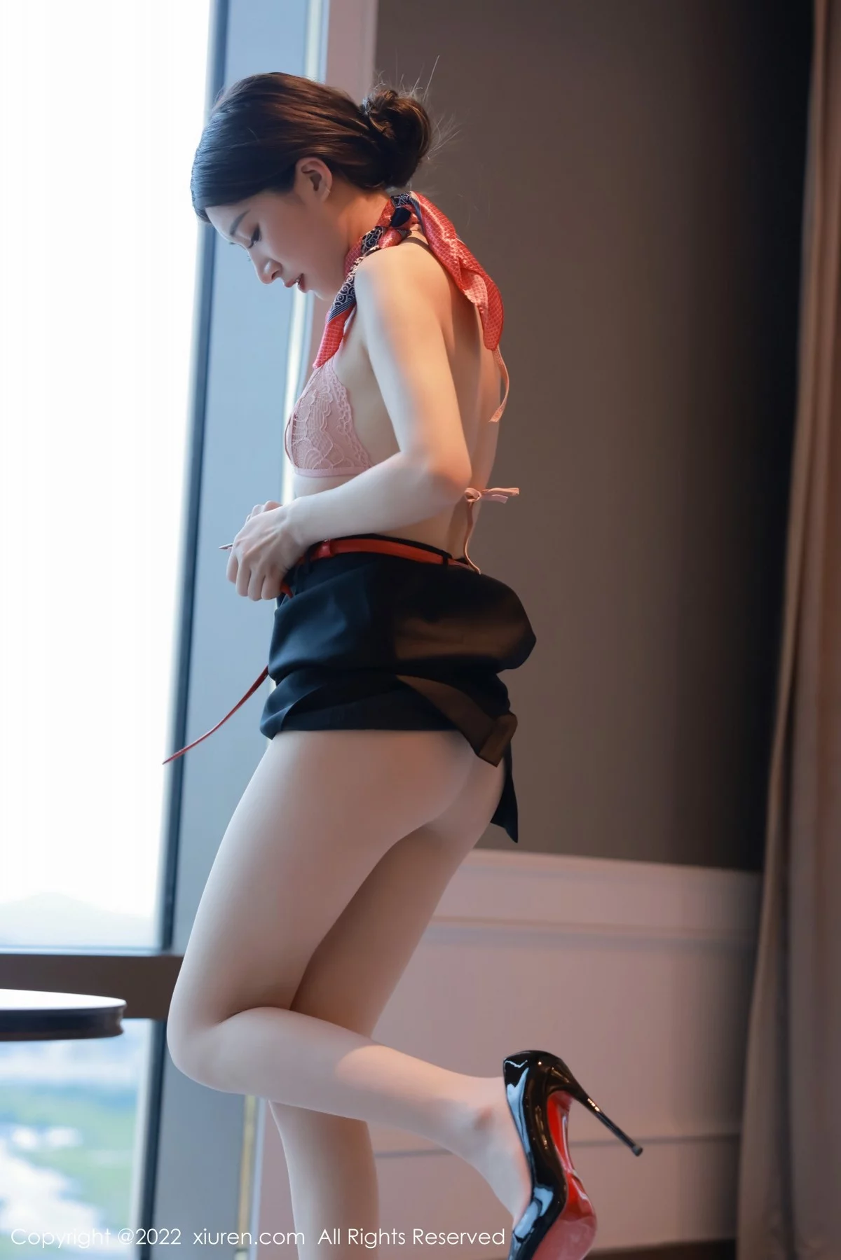 [[XiuRen秀人网]秀人网]No.5349_模特hebe韩心雨澳门旅拍空姐制服露蕾丝内衣超薄肉丝诱惑写真56P