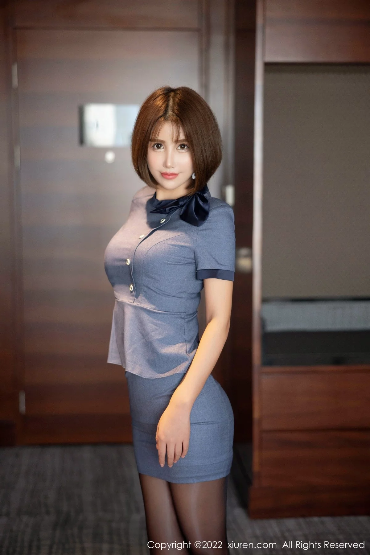 [[XiuRen秀人网]秀人网]No.5348_模特宋愉愉脱灰色服饰露性感黑色轻透内衣配开档黑丝诱惑写真94P