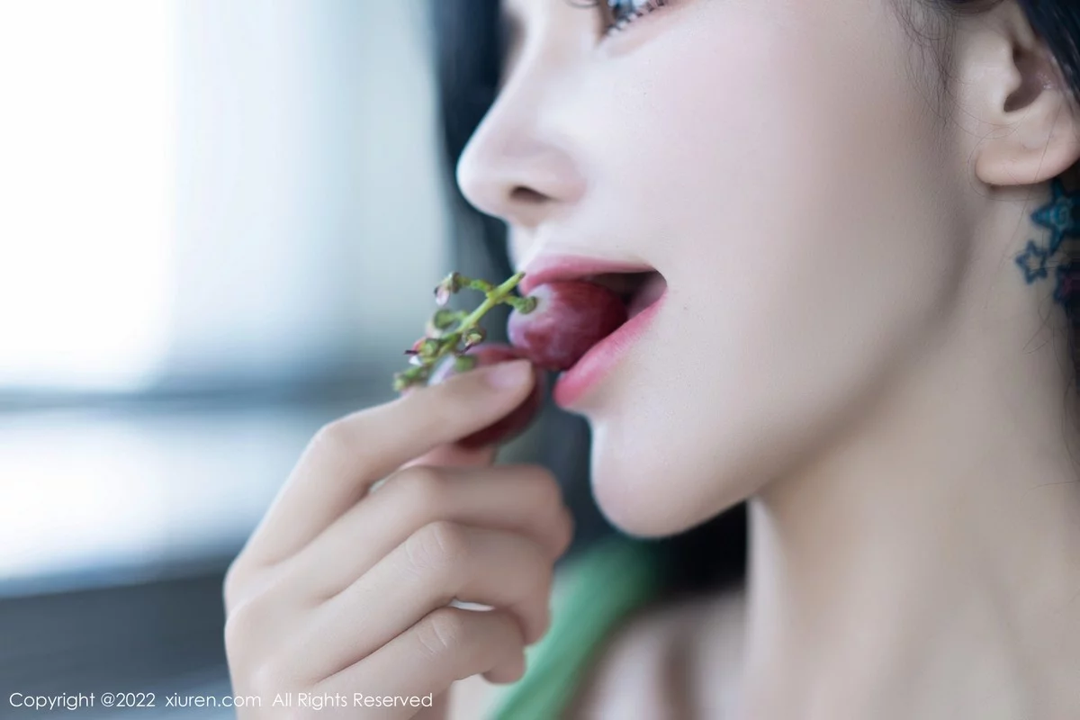 [[XiuRen秀人网]秀人网]No.5357_女神刘钰儿私房性感绿色连衣裙配超薄无内肉丝惹火诱惑写真81P