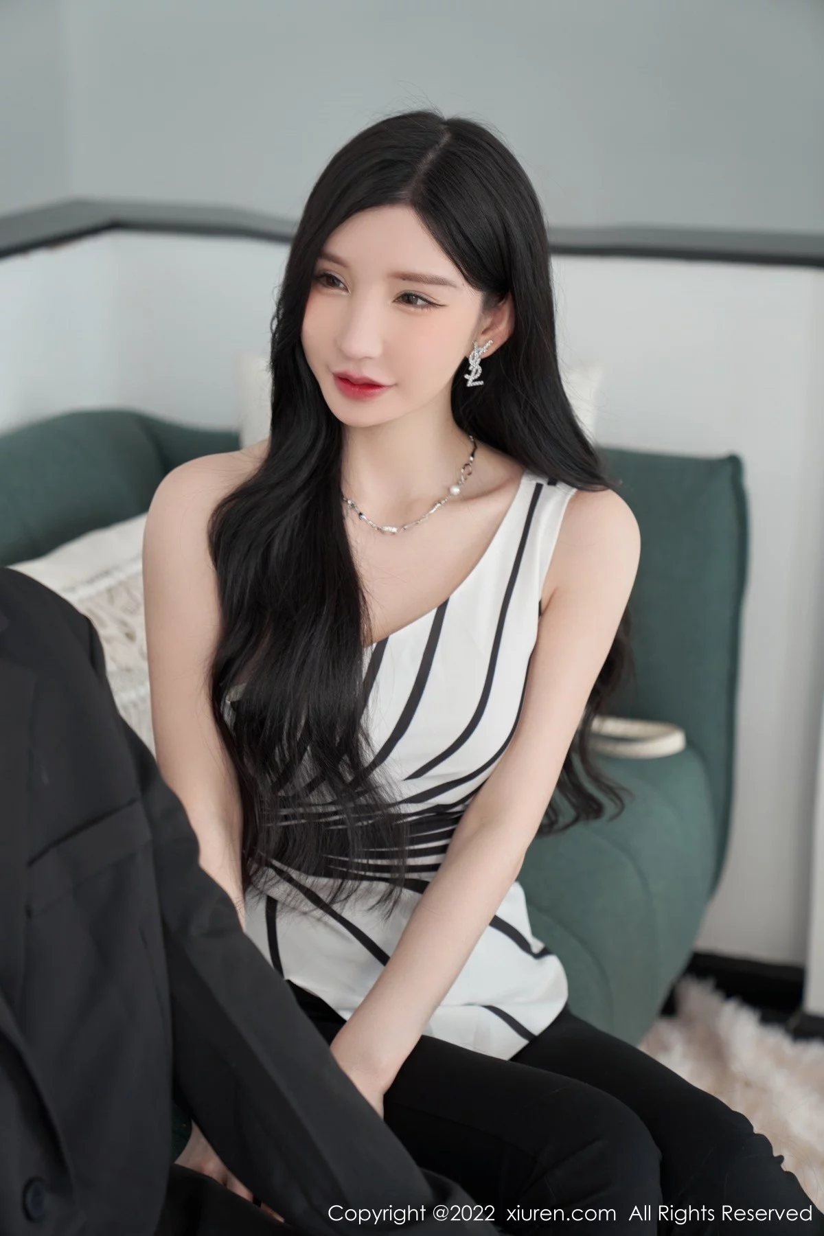 [[XiuRen秀人网]秀人网]No.5361_女神周于希Sally心愿旅拍性感露肩上衣配超薄肉丝完美诱惑写真77P