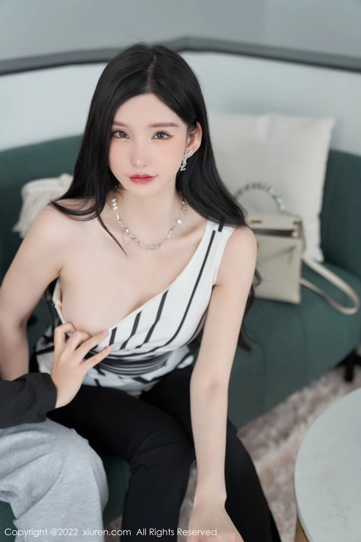 [[XiuRen秀人网]秀人网]No.5361_女神周于希Sally心愿旅拍性感露肩上衣配超薄肉丝完美诱惑写真77P