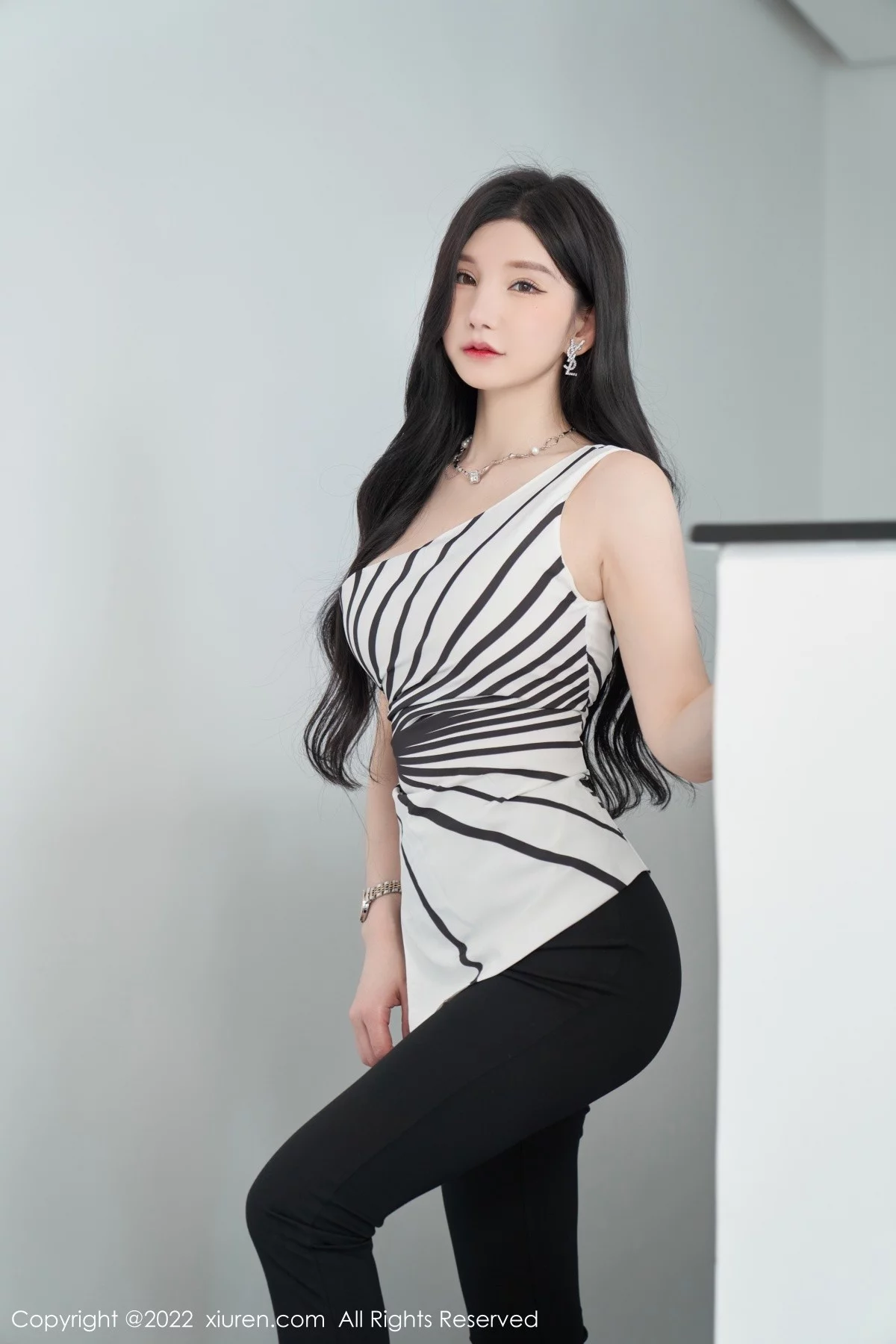 [[XiuRen秀人网]秀人网]No.5361_女神周于希Sally心愿旅拍性感露肩上衣配超薄肉丝完美诱惑写真77P