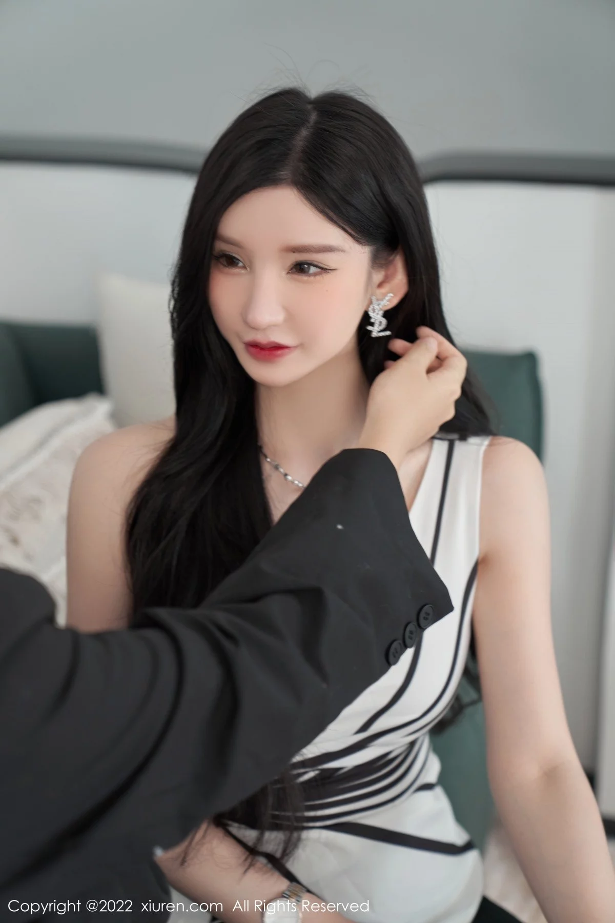 [[XiuRen秀人网]秀人网]No.5361_女神周于希Sally心愿旅拍性感露肩上衣配超薄肉丝完美诱惑写真77P