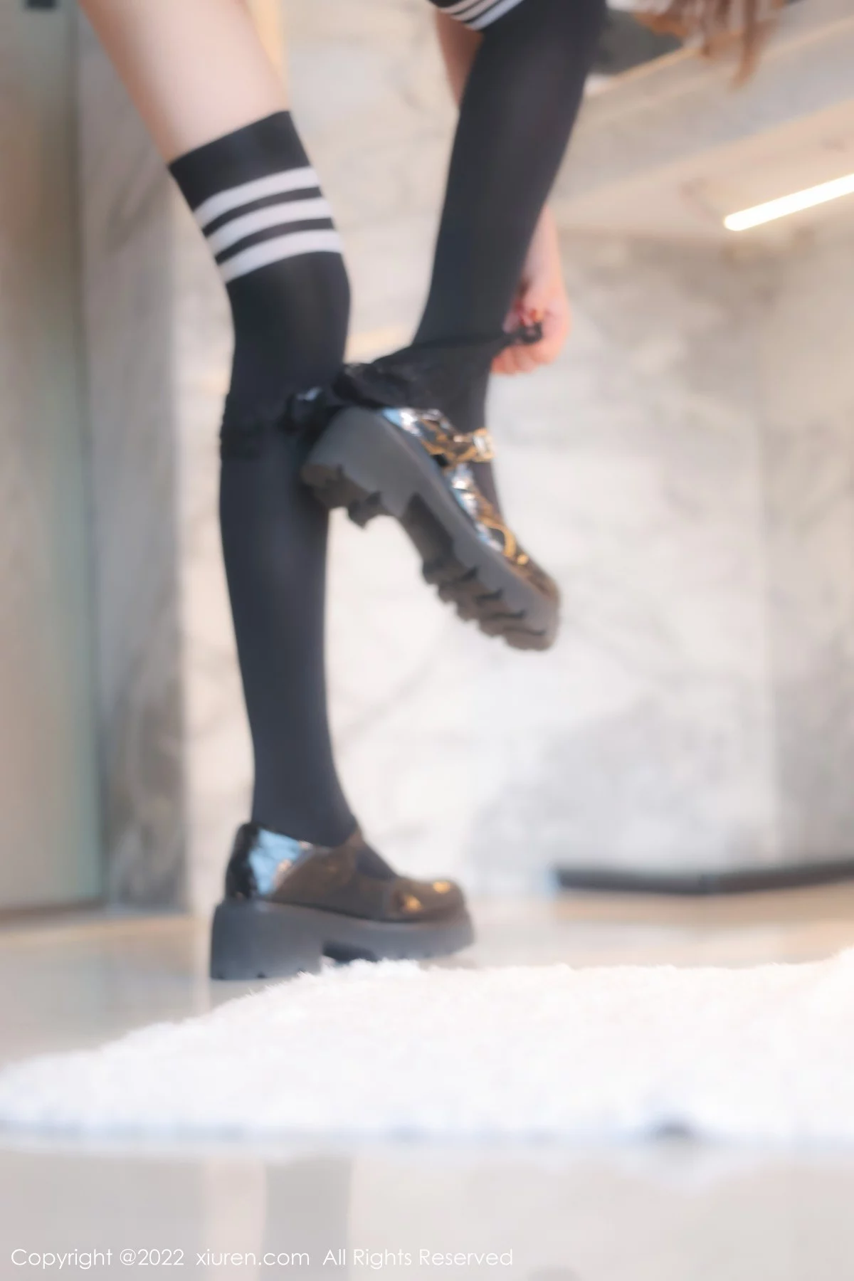 [[XiuRen秀人网]秀人网]No.5365_模特婠婠么性感学妹制服白色短T配黑短裙秀曼妙身姿诱惑写真98P