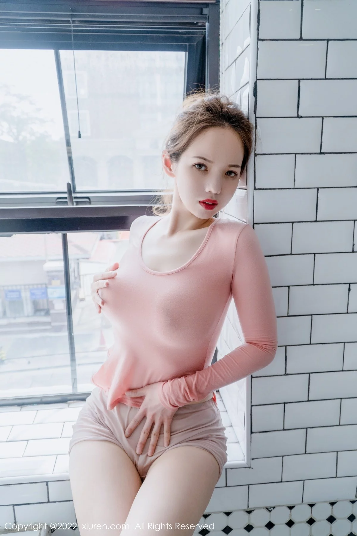 [[XiuRen秀人网]秀人网]No.5364_模特大美媚京粉色真空收身上衣配性感短裤秀完美身材诱惑写真50P