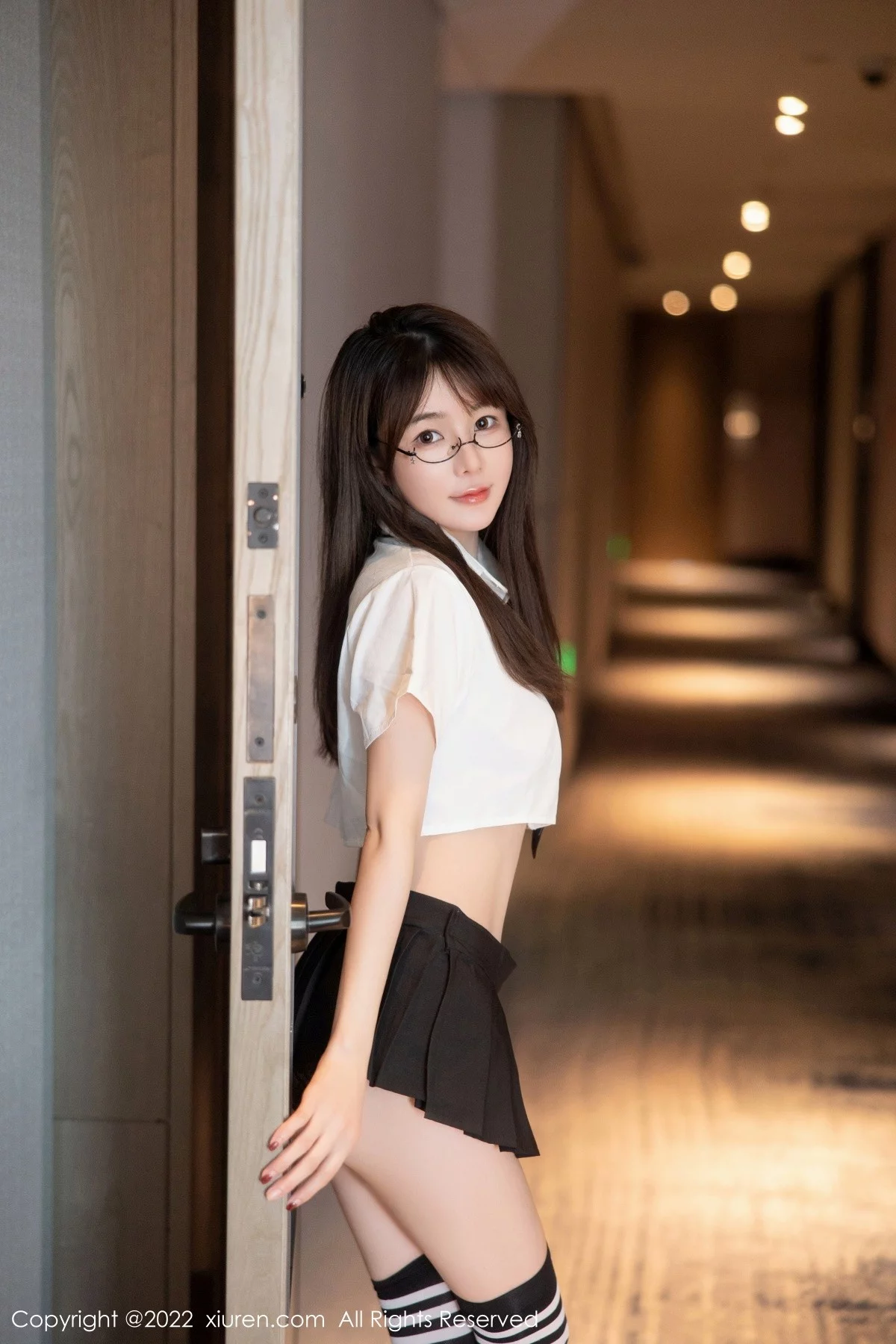 [[XiuRen秀人网]秀人网]No.5365_模特婠婠么性感学妹制服白色短T配黑短裙秀曼妙身姿诱惑写真98P