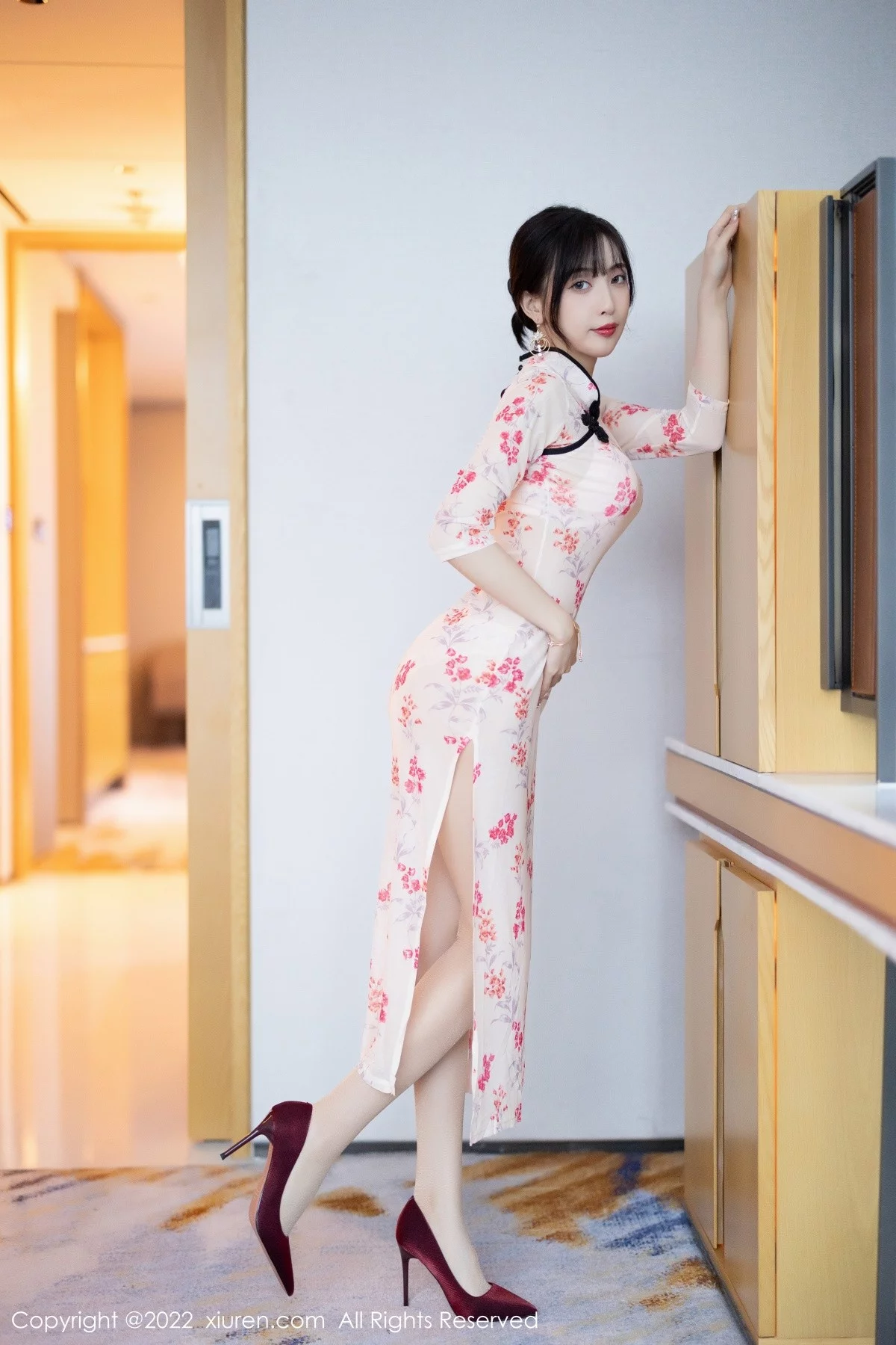 [[XiuRen秀人网]秀人网]No.5366_模特林星阑厦门旅拍脱轻透旗袍露蕾丝内衣配超薄肉丝诱惑写真84P