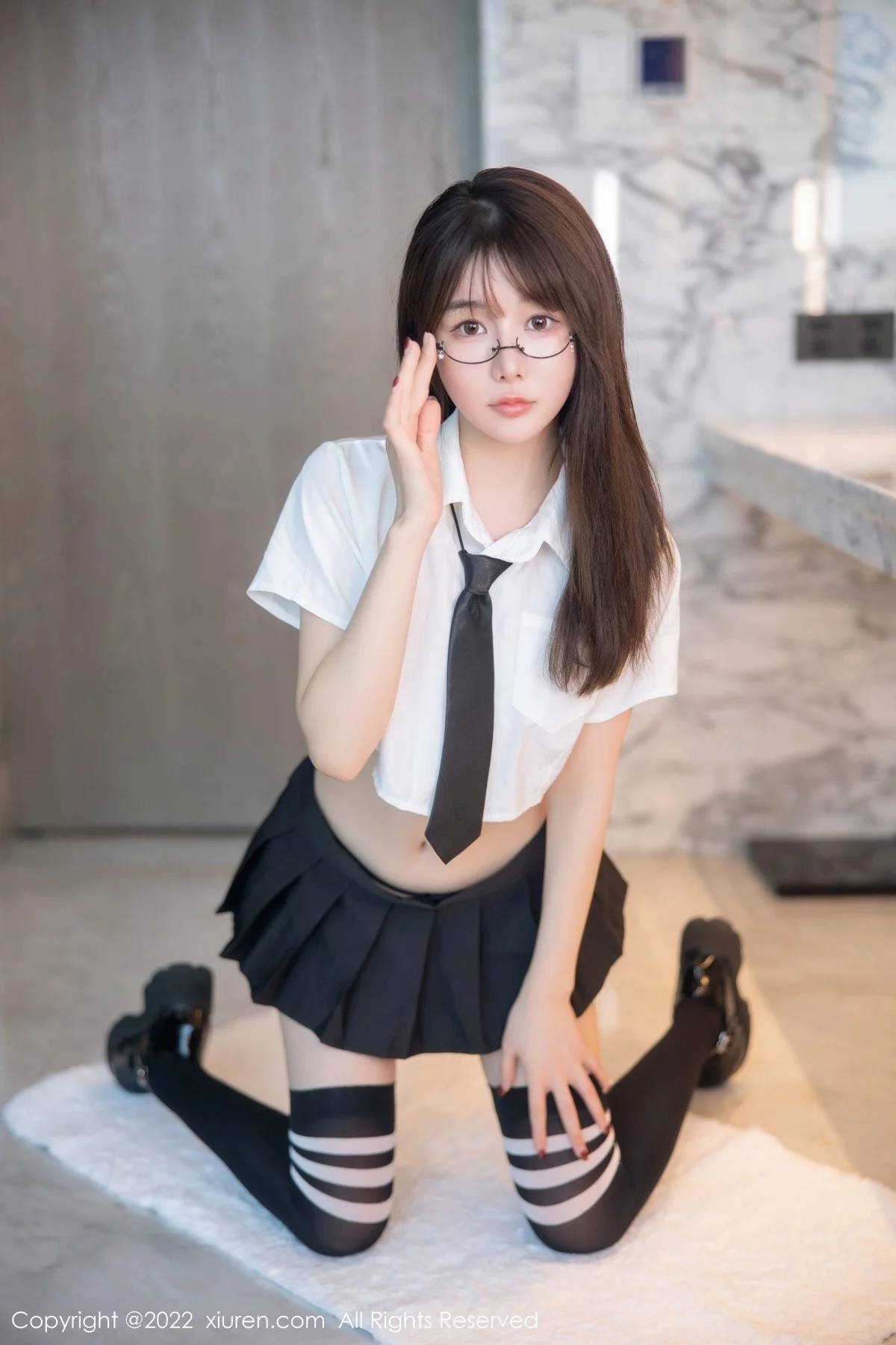 [[XiuRen秀人网]秀人网]No.5365_模特婠婠么性感学妹制服白色短T配黑短裙秀曼妙身姿诱惑写真98P