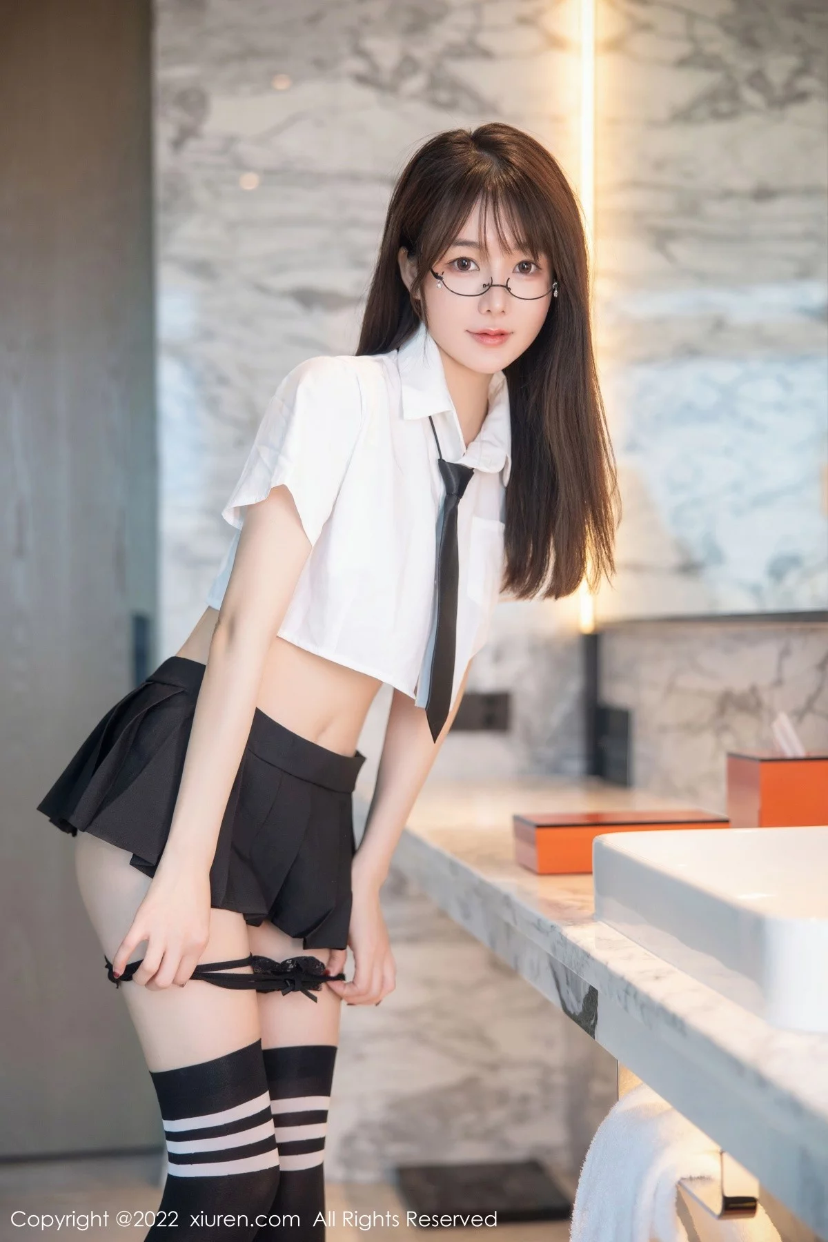 [[XiuRen秀人网]秀人网]No.5365_模特婠婠么性感学妹制服白色短T配黑短裙秀曼妙身姿诱惑写真98P