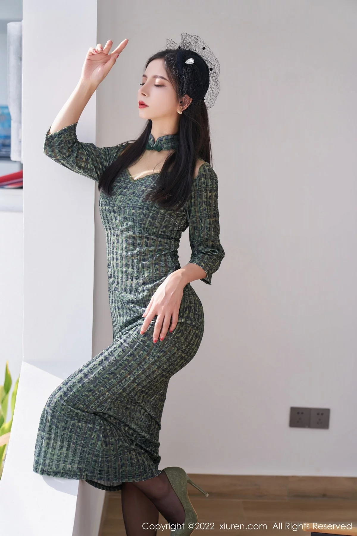 [[XiuRen秀人网]秀人网]No.5373_模特小蛮妖Yummy暗绿色连衣裙配超薄黑丝露性感内衣诱惑写真77P