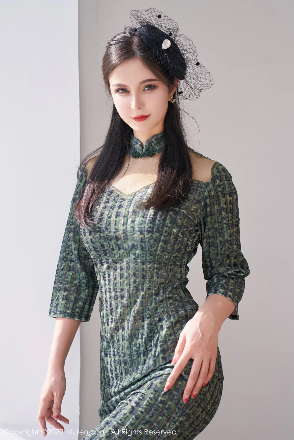 [[XiuRen秀人网]秀人网]No.5373_模特小蛮妖Yummy暗绿色连衣裙配超薄黑丝露性感内衣诱惑写真77P