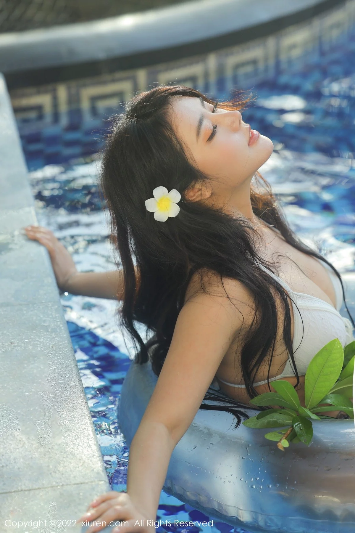 [[XiuRen秀人网]秀人网]No.5370_女神Manuela玛鲁娜三亚旅拍泳池白色比基尼秀浑圆翘臀诱惑写真52P