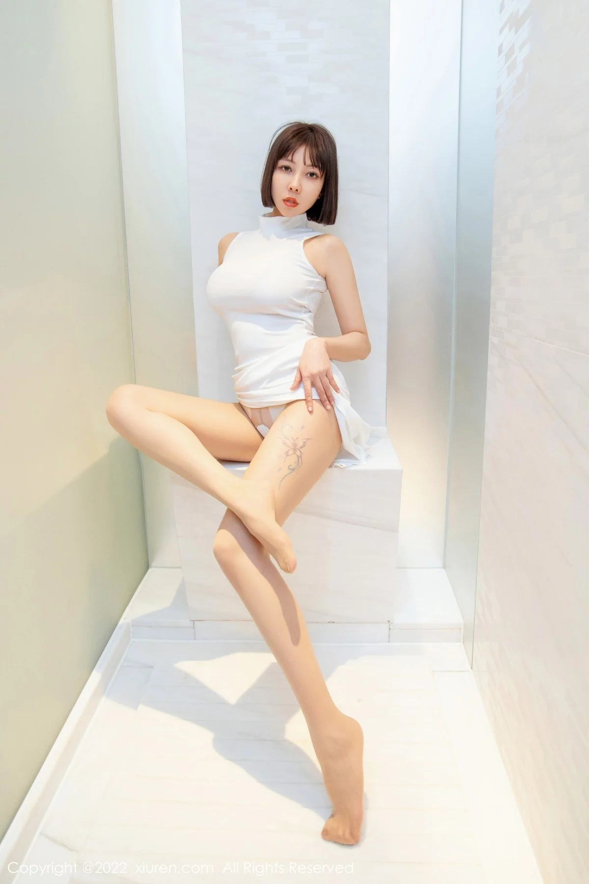 [[XiuRen秀人网]秀人网]No.5368_御姐果儿Victoria西双版纳旅拍白色收身服饰配超薄肉丝诱惑写真46P