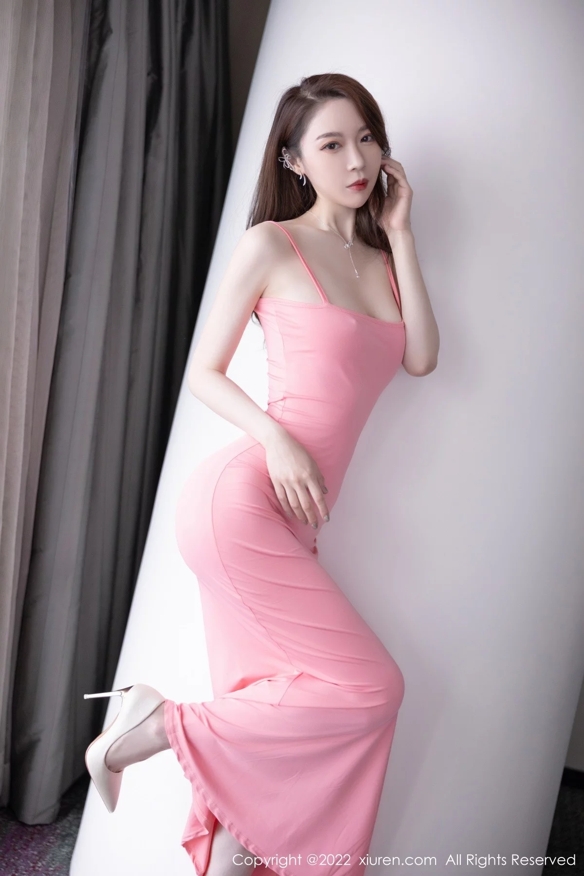 [[XiuRen秀人网]秀人网]No.5379_模特梦心玥佛山心愿旅拍性感粉色吊带长裙秀高挑身材诱惑写真82P