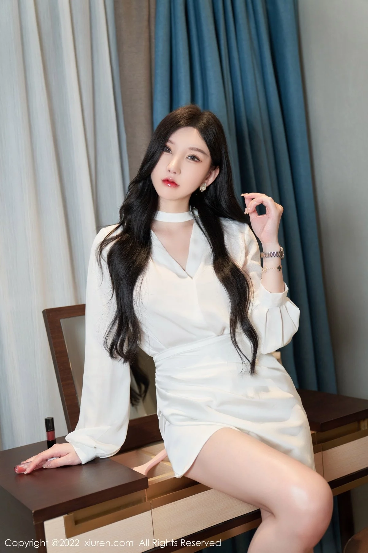 [[XiuRen秀人网]秀人网]No.5381_女神周于希Sally私房简约白色服半脱露蕾丝内裤秀翘臀诱惑写真77P