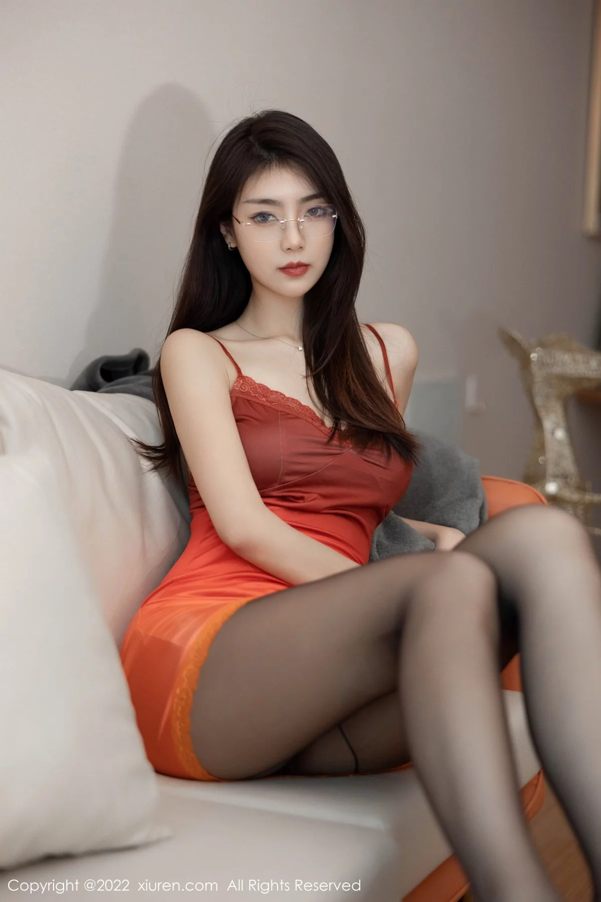 [[XiuRen秀人网]秀人网]No.5378_模特可乐Vicky橙灰色连衣短裙配超薄黑丝秀翘臀美腿诱惑写真50P