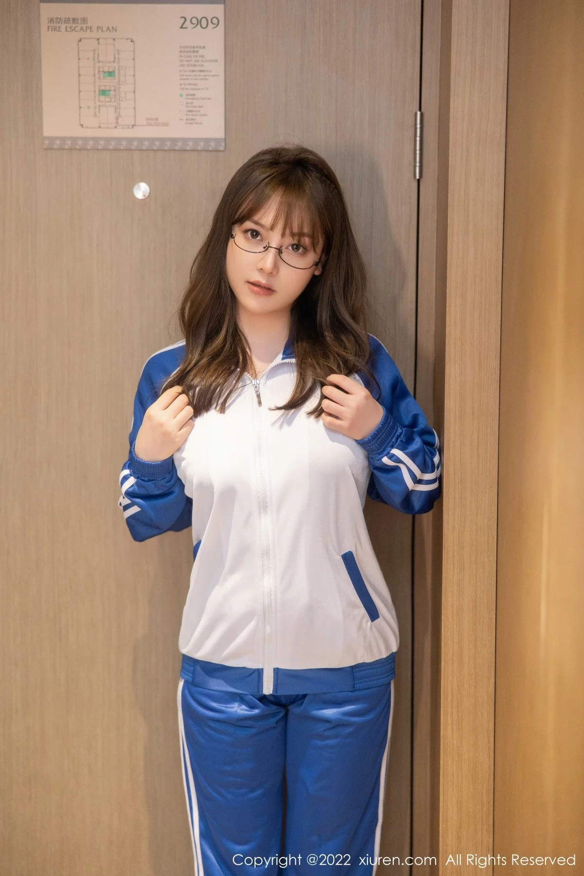 [[XiuRen秀人网]秀人网]No.5377_模特豆瓣酱性感学妹运动服露黑色蕾丝内衣秀丰满身材诱惑写真90P