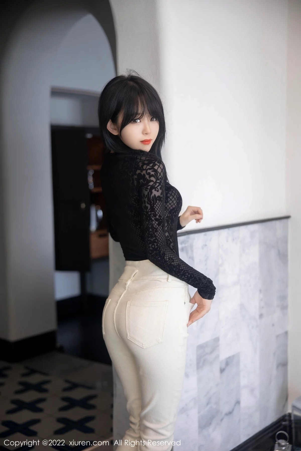 [[XiuRen秀人网]秀人网]No.5386_模特奶瓶大理旅拍黑色网纱上衣配白色长裤露粉色内衣诱惑写真98P