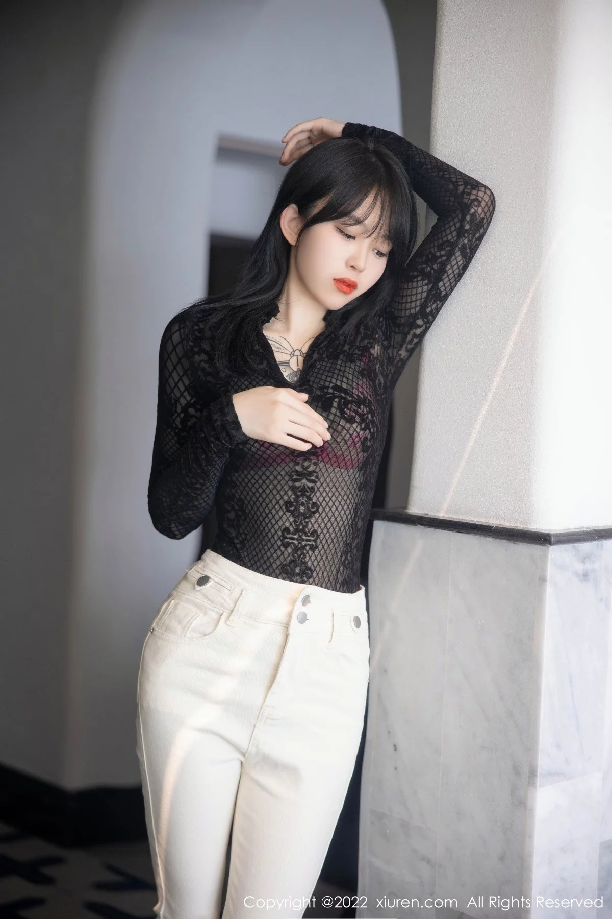 [[XiuRen秀人网]秀人网]No.5386_模特奶瓶大理旅拍黑色网纱上衣配白色长裤露粉色内衣诱惑写真98P