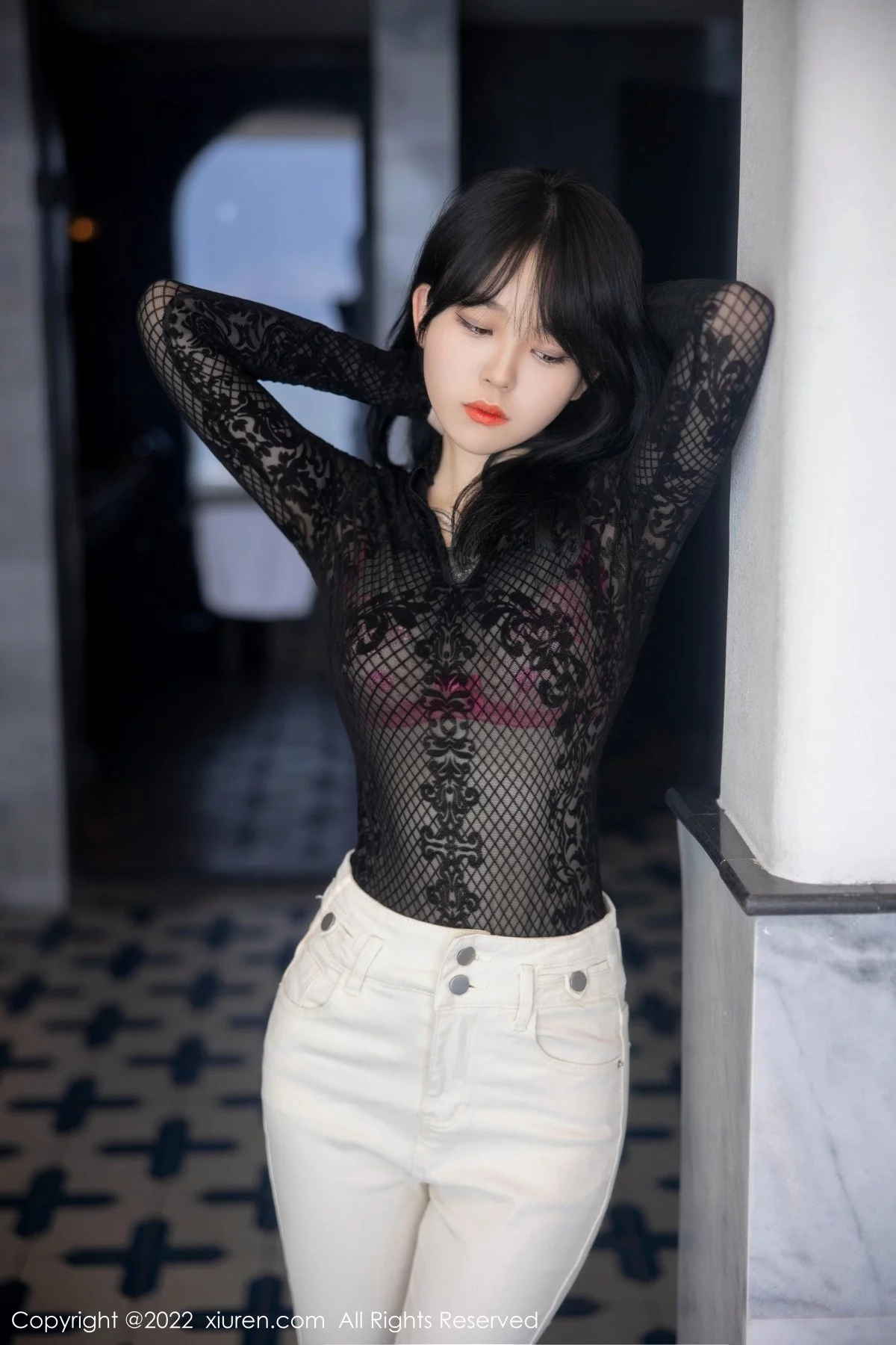 [[XiuRen秀人网]秀人网]No.5386_模特奶瓶大理旅拍黑色网纱上衣配白色长裤露粉色内衣诱惑写真98P