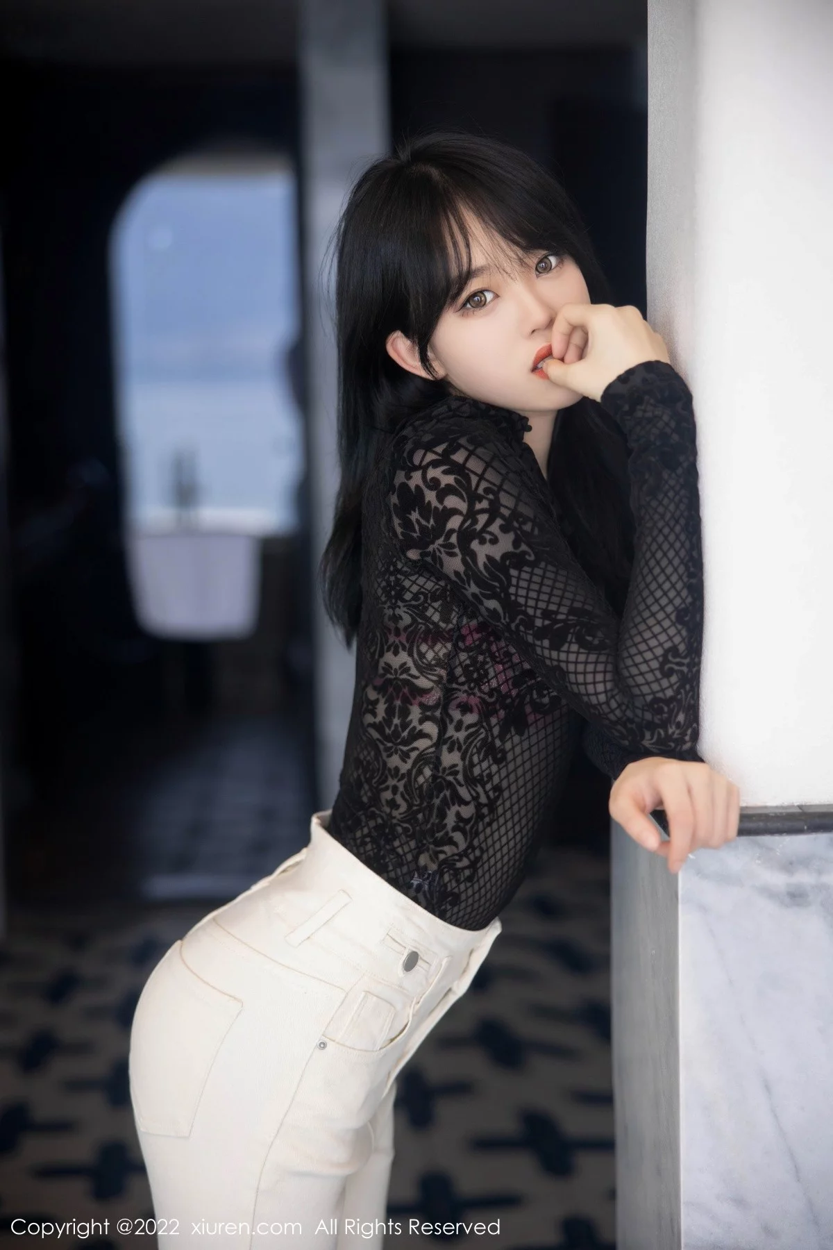 [[XiuRen秀人网]秀人网]No.5386_模特奶瓶大理旅拍黑色网纱上衣配白色长裤露粉色内衣诱惑写真98P