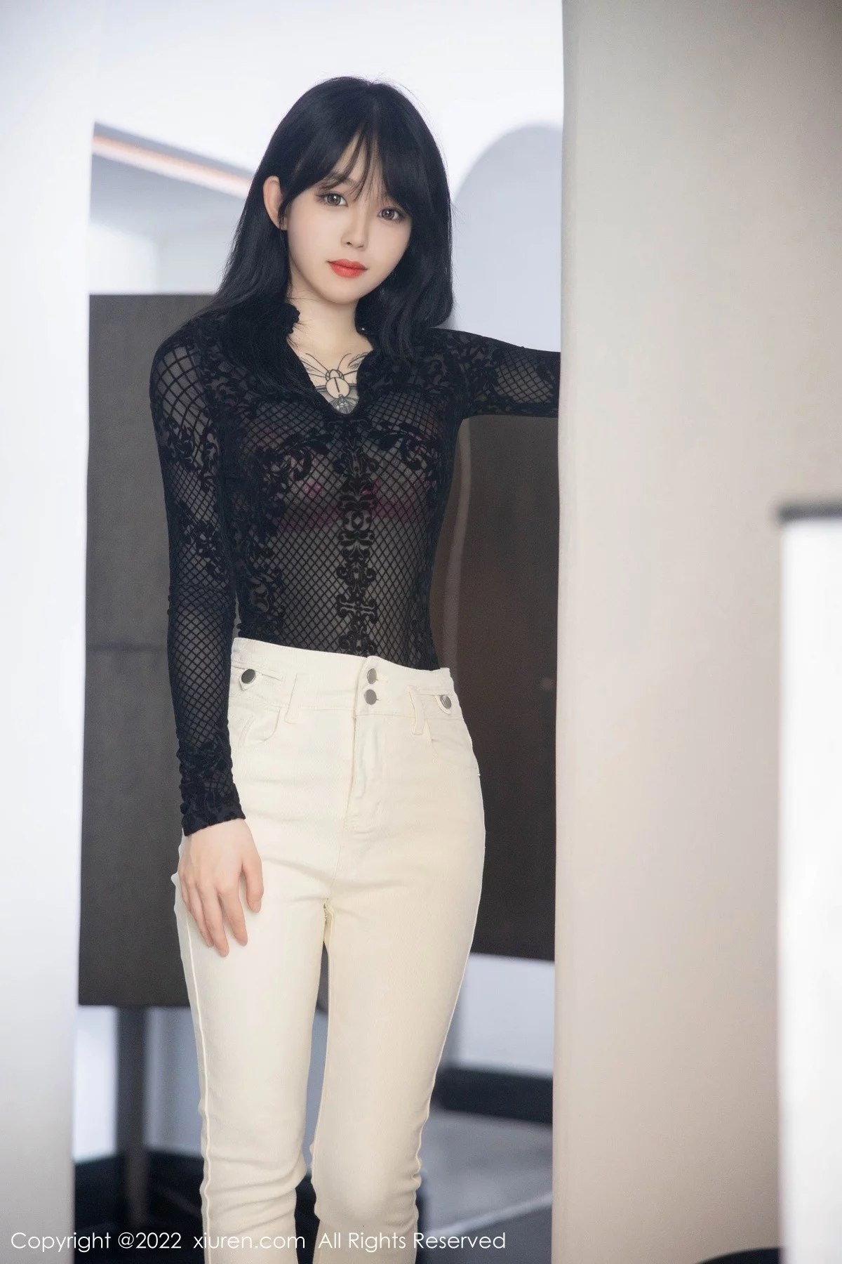 [[XiuRen秀人网]秀人网]No.5386_模特奶瓶大理旅拍黑色网纱上衣配白色长裤露粉色内衣诱惑写真98P