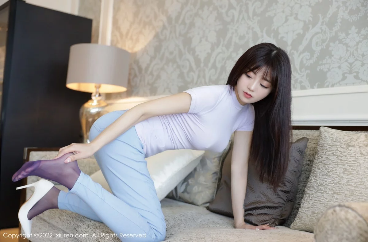 [[XiuRen秀人网]秀人网]No.5384_模特佘贝拉bella三亚旅拍紫色收身衣配长裤秀完美身材诱惑写真84P