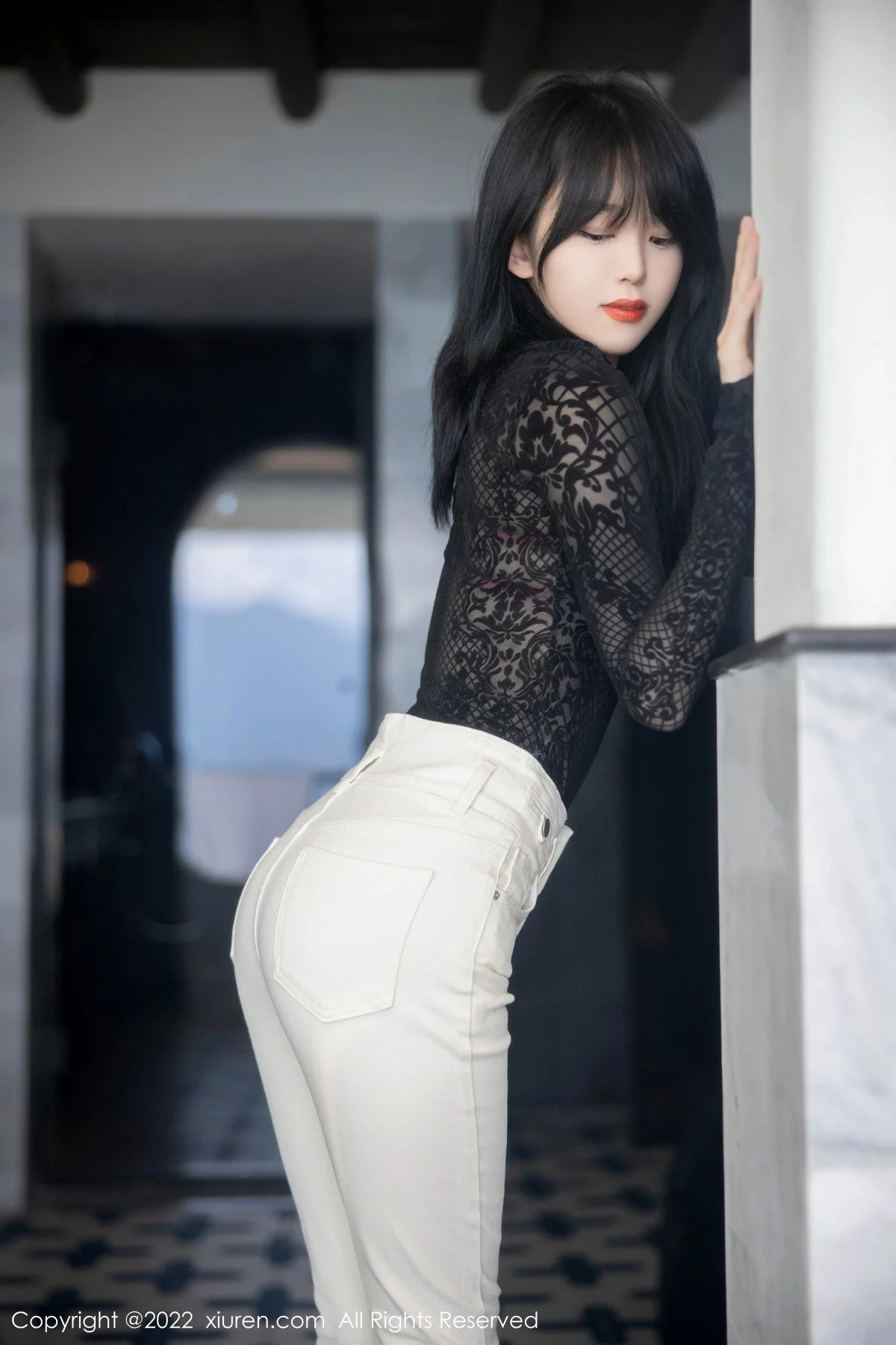 [[XiuRen秀人网]秀人网]No.5386_模特奶瓶大理旅拍黑色网纱上衣配白色长裤露粉色内衣诱惑写真98P