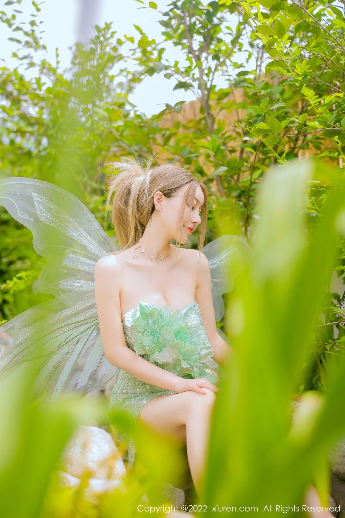 [[XiuRen秀人网]秀人网]No.5382_女神朱可儿Flora大理旅拍绿色精灵服饰低胸秀傲人豪乳诱惑写真68P