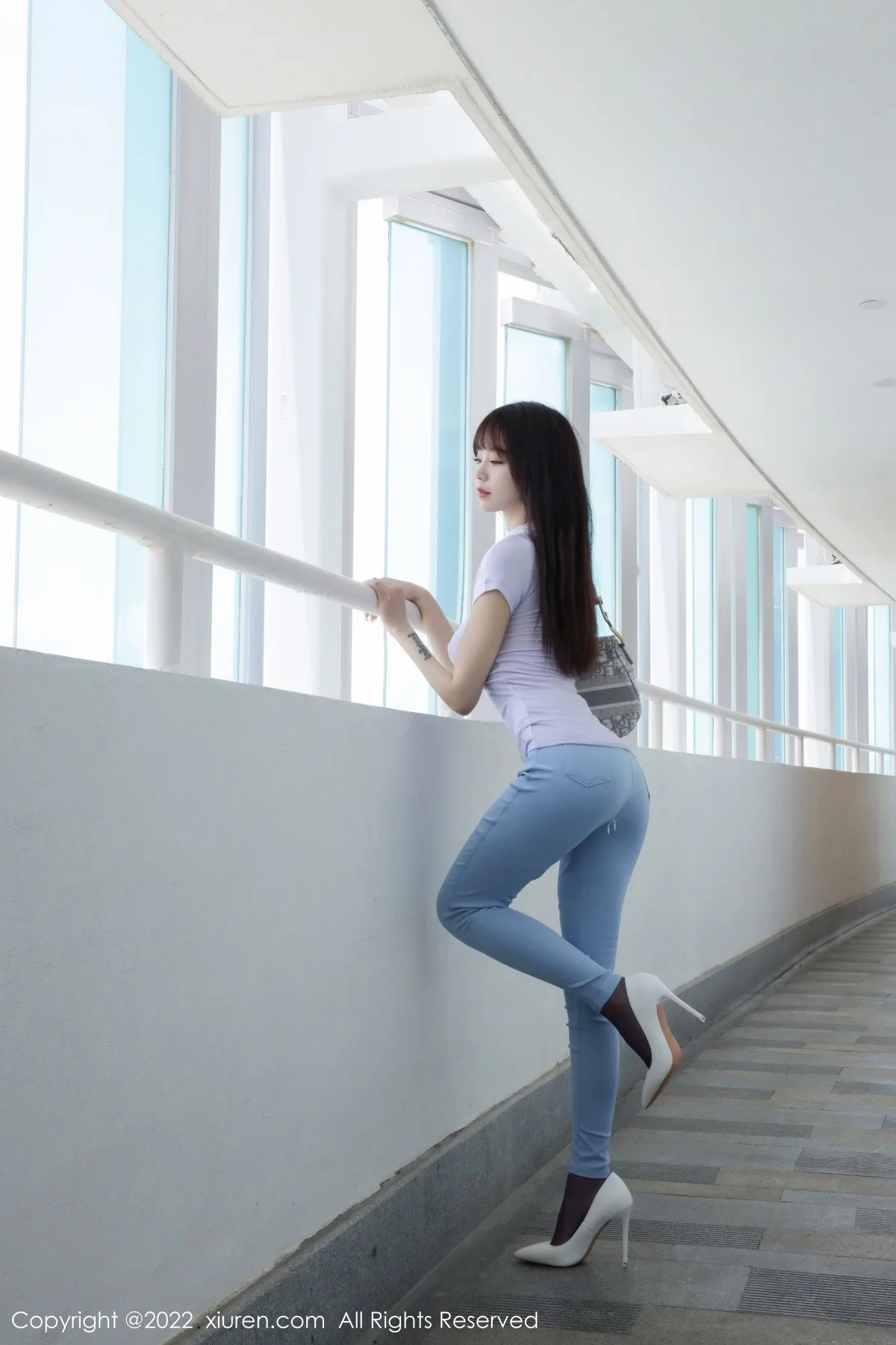 [[XiuRen秀人网]秀人网]No.5384_模特佘贝拉bella三亚旅拍紫色收身衣配长裤秀完美身材诱惑写真84P