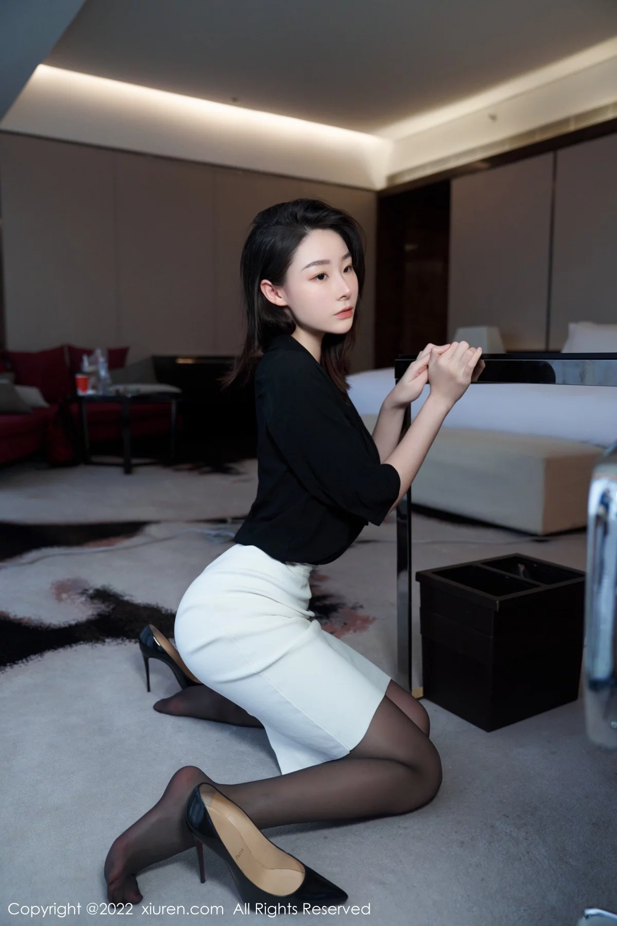 [[XiuRen秀人网]秀人网]No.5312_模特是小逗逗黑色轻透上衣配白色短裙露超薄无内黑丝诱惑写真90P