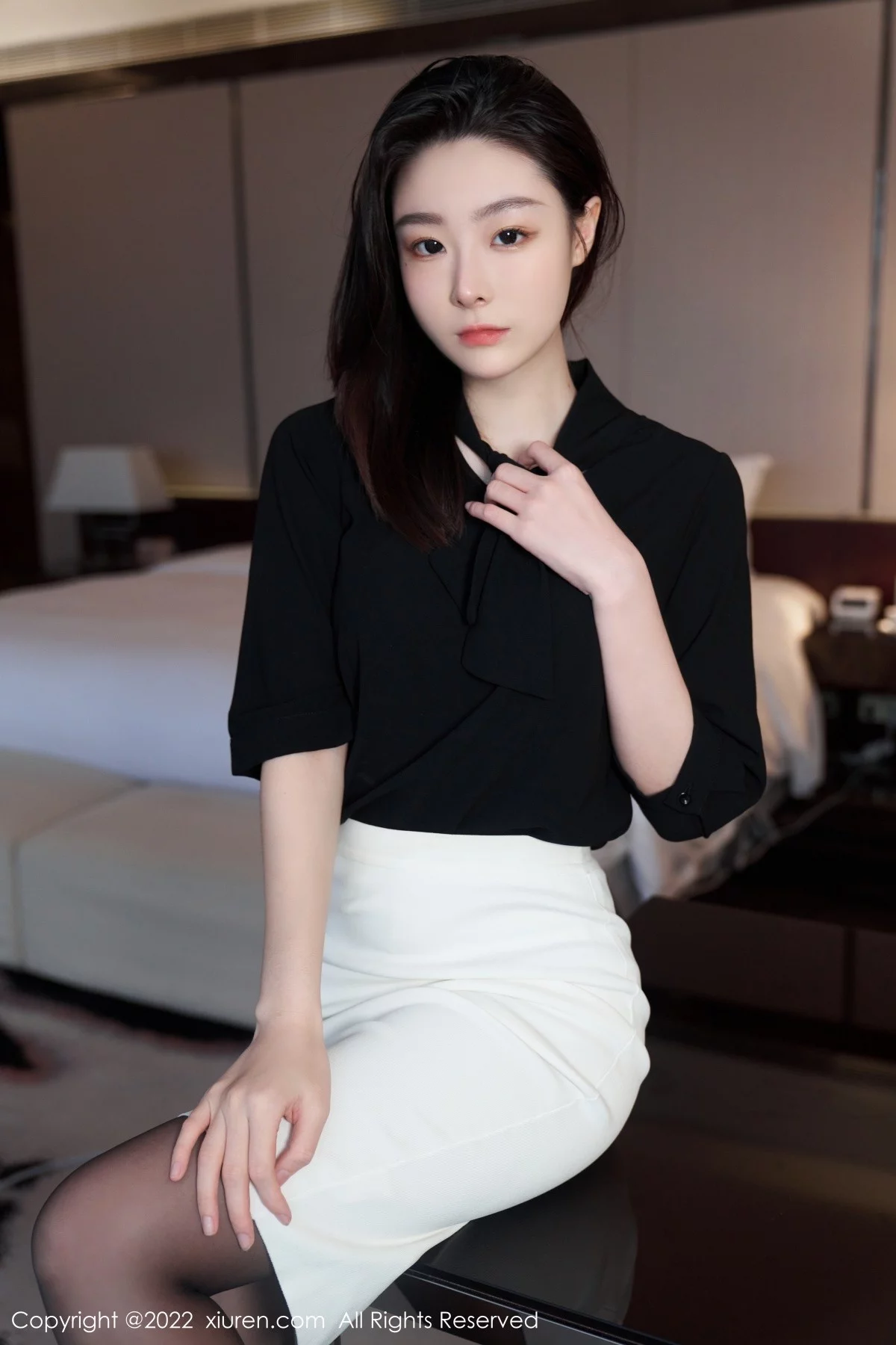 [[XiuRen秀人网]秀人网]No.5312_模特是小逗逗黑色轻透上衣配白色短裙露超薄无内黑丝诱惑写真90P