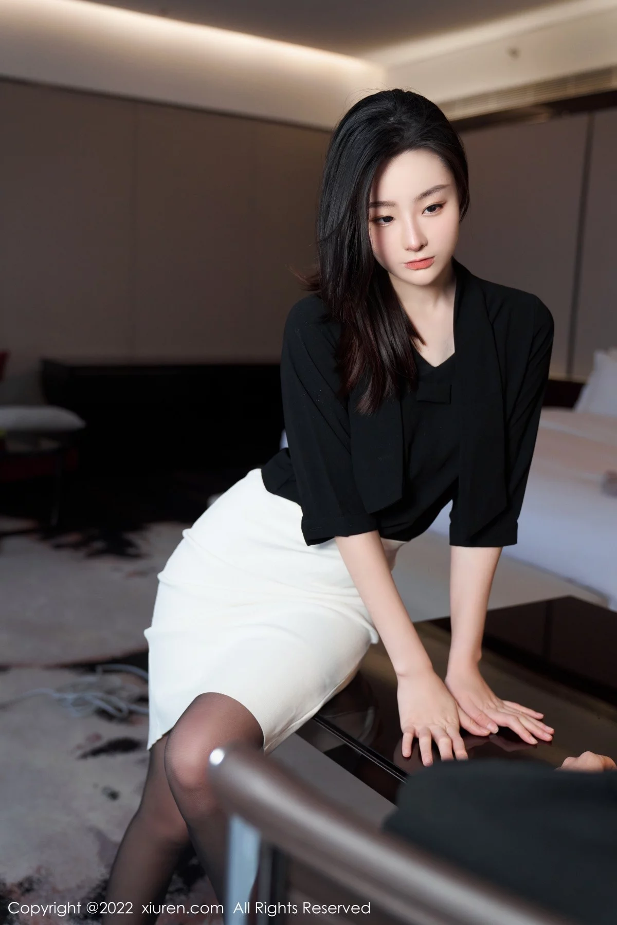 [[XiuRen秀人网]秀人网]No.5312_模特是小逗逗黑色轻透上衣配白色短裙露超薄无内黑丝诱惑写真90P