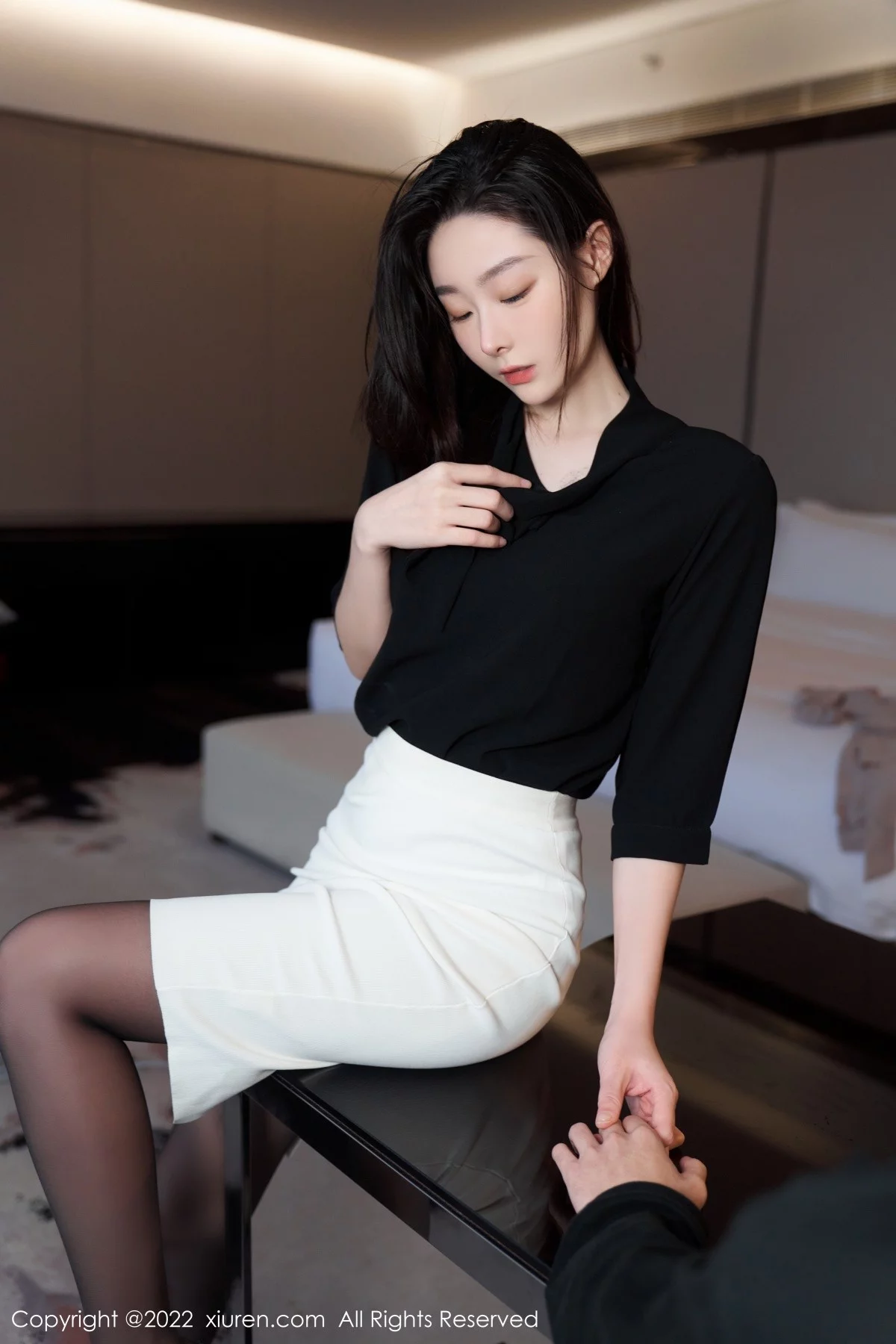 [[XiuRen秀人网]秀人网]No.5312_模特是小逗逗黑色轻透上衣配白色短裙露超薄无内黑丝诱惑写真90P