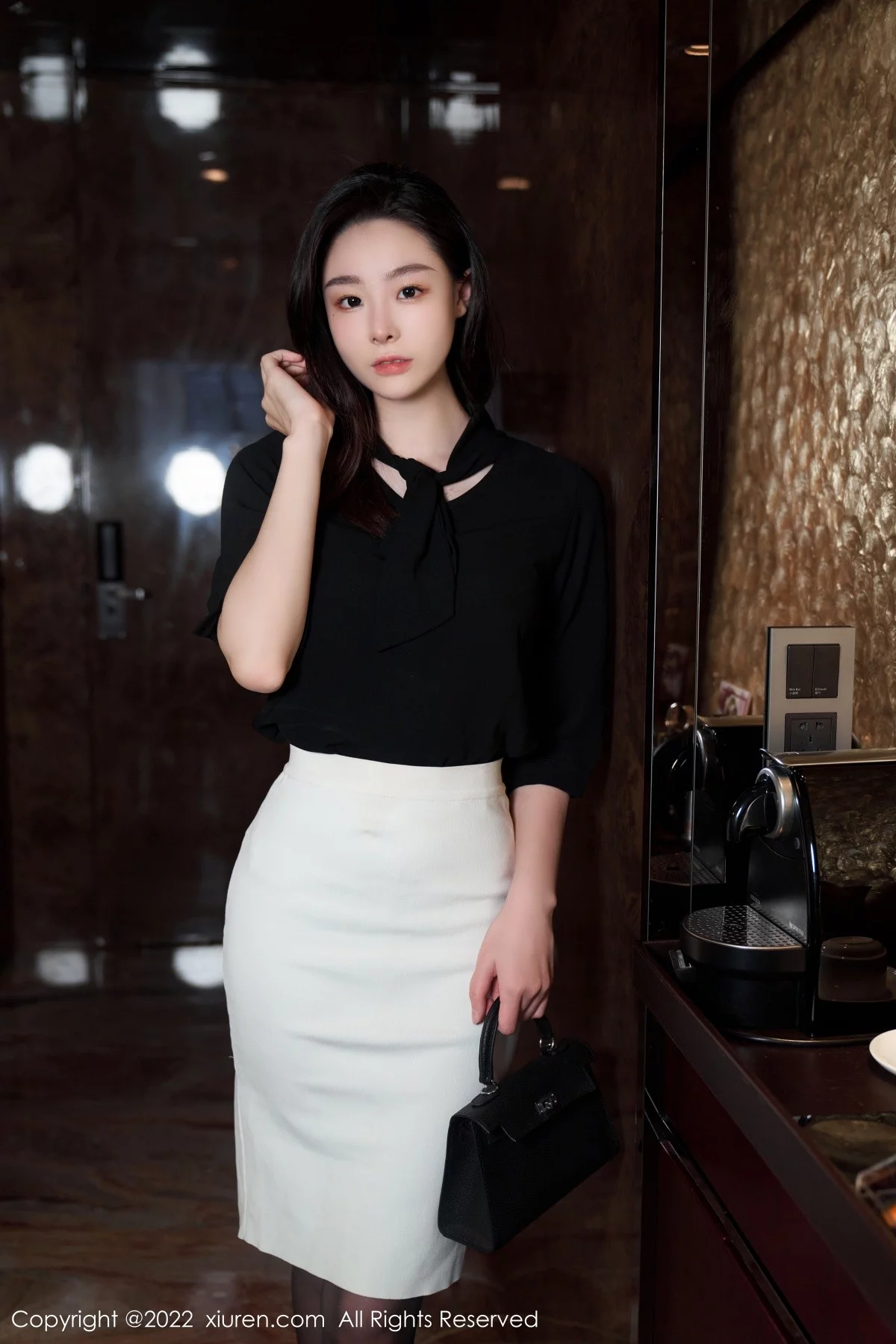 [[XiuRen秀人网]秀人网]No.5312_模特是小逗逗黑色轻透上衣配白色短裙露超薄无内黑丝诱惑写真90P